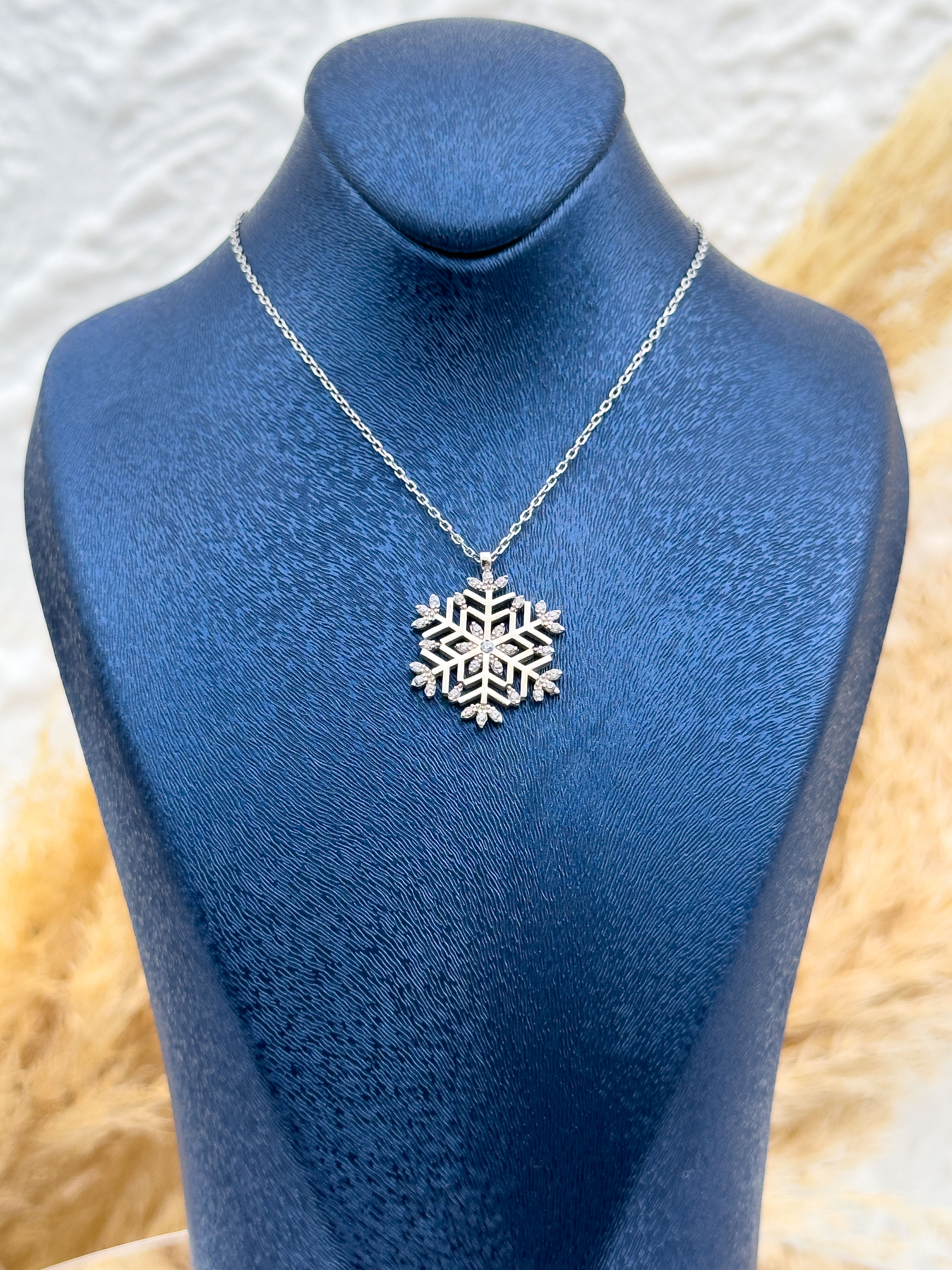 925 Ayar Gümüş Kar Tanesi Zirkon Taşlı Kadın Kolye – Işıltılı ve Zarif Kış Temalı Tasarım