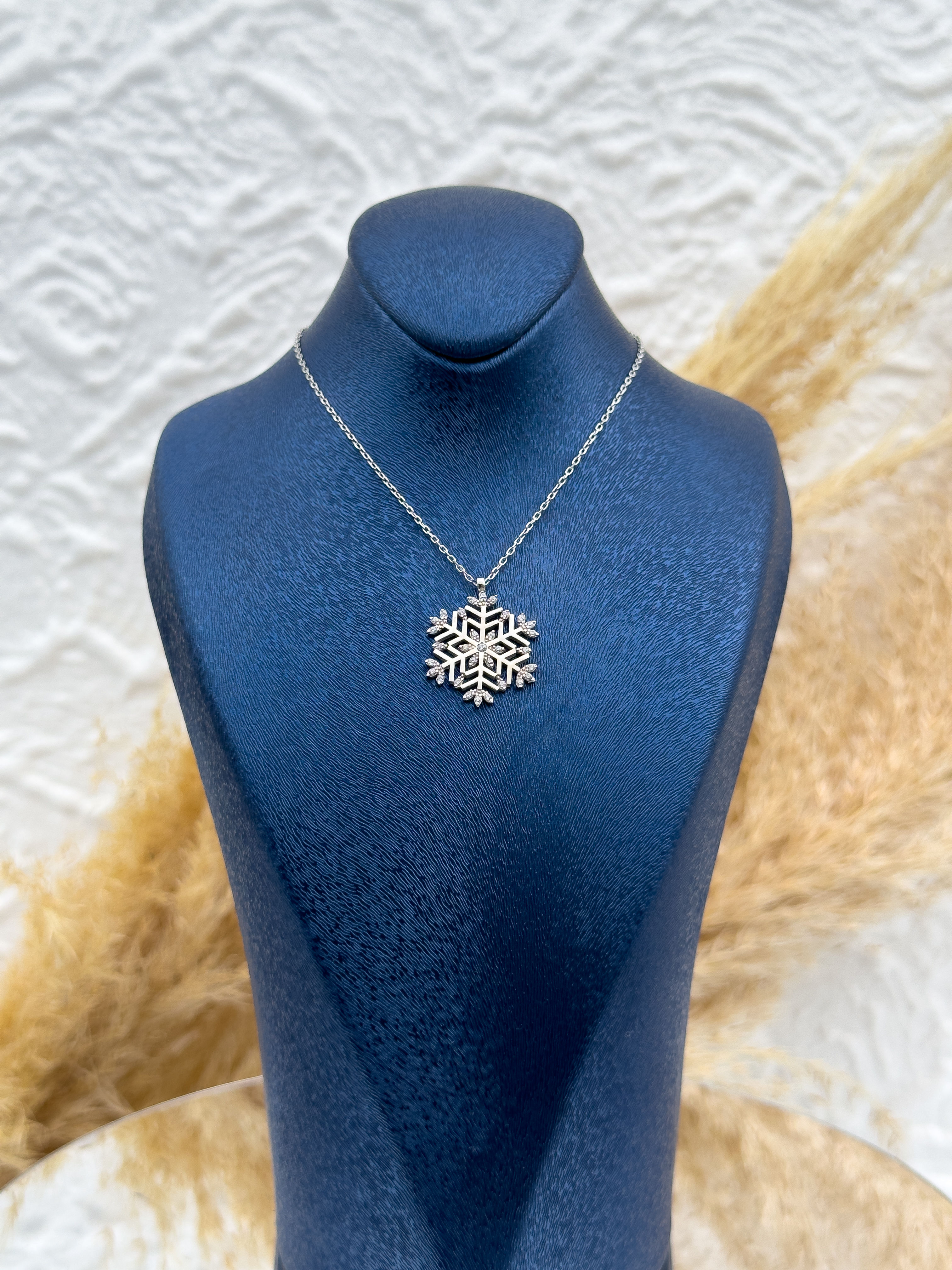 925 Ayar Gümüş Kar Tanesi Zirkon Taşlı Kadın Kolye – Işıltılı ve Zarif Kış Temalı Tasarım