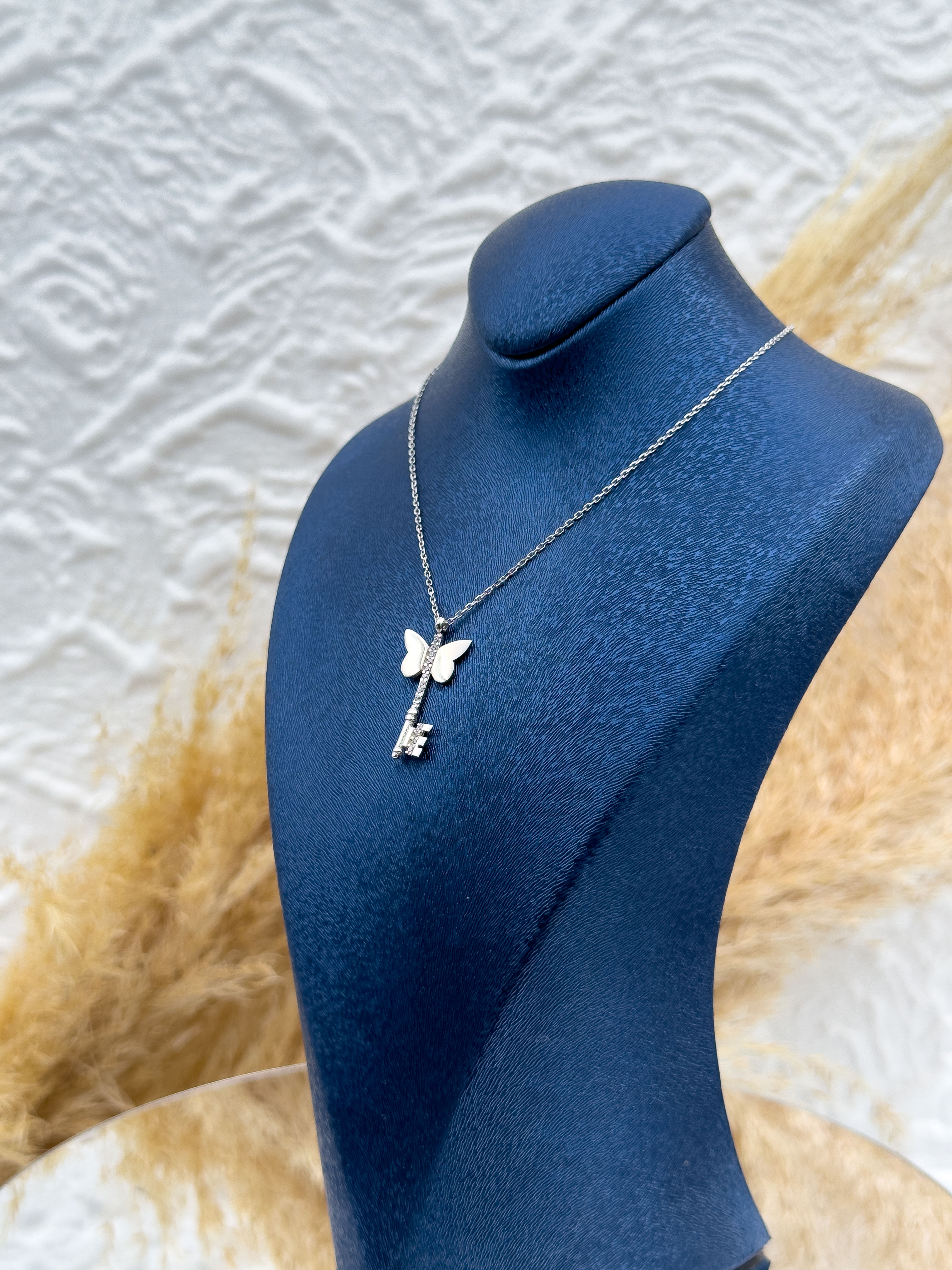 925 Ayar Gümüş Kelebek Detaylı Dilek Anahtarı Kadın Kolye – Zirkon Taşlı Zarif Tasarım