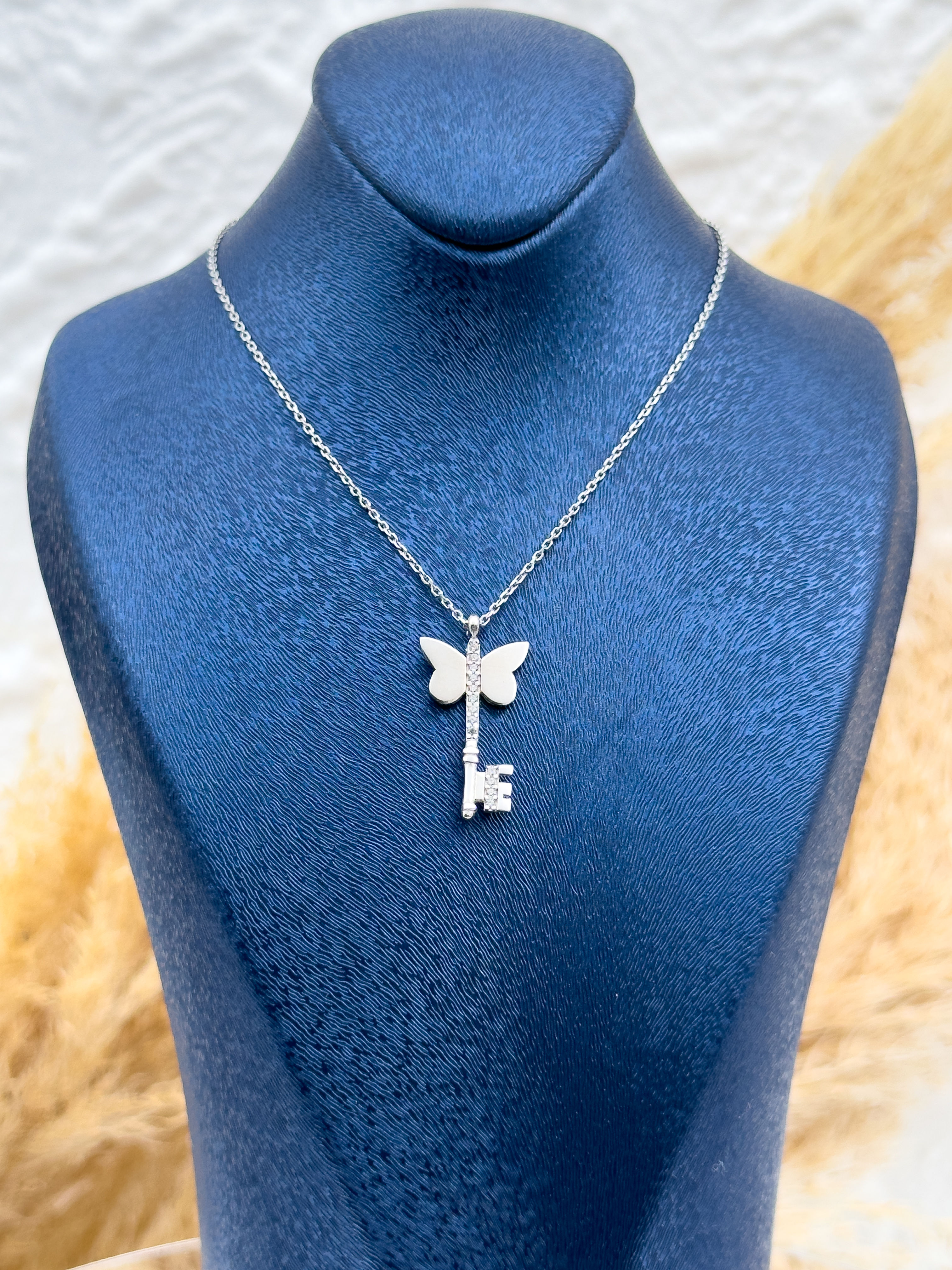 925 Ayar Gümüş Kelebek Detaylı Dilek Anahtarı Kadın Kolye – Zirkon Taşlı Zarif Tasarım