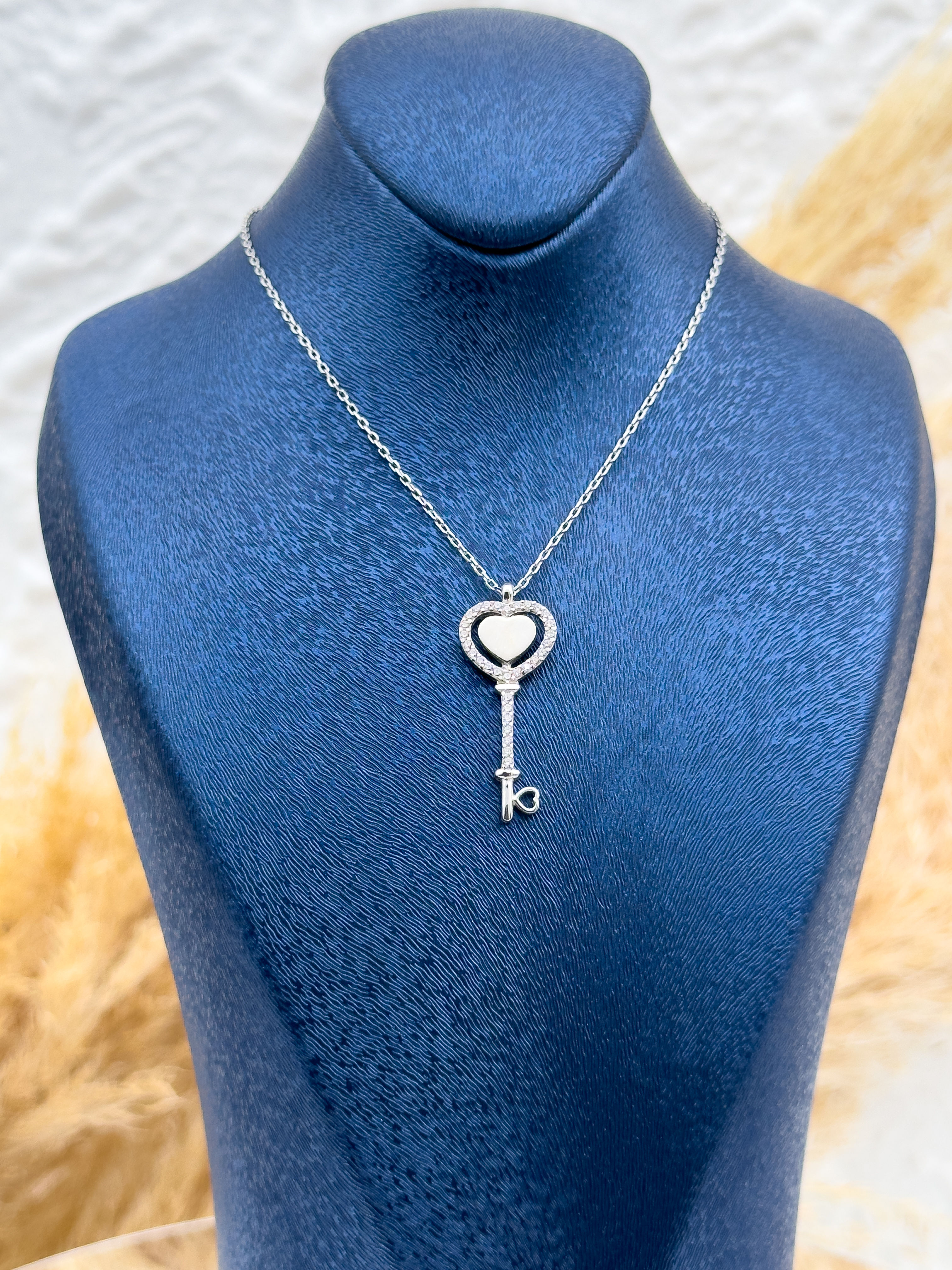 925 Ayar Gümüş Kalp Detaylı Dilek Anahtarı Kadın Kolye – Zirkon Taşlı Zarif Tasarım