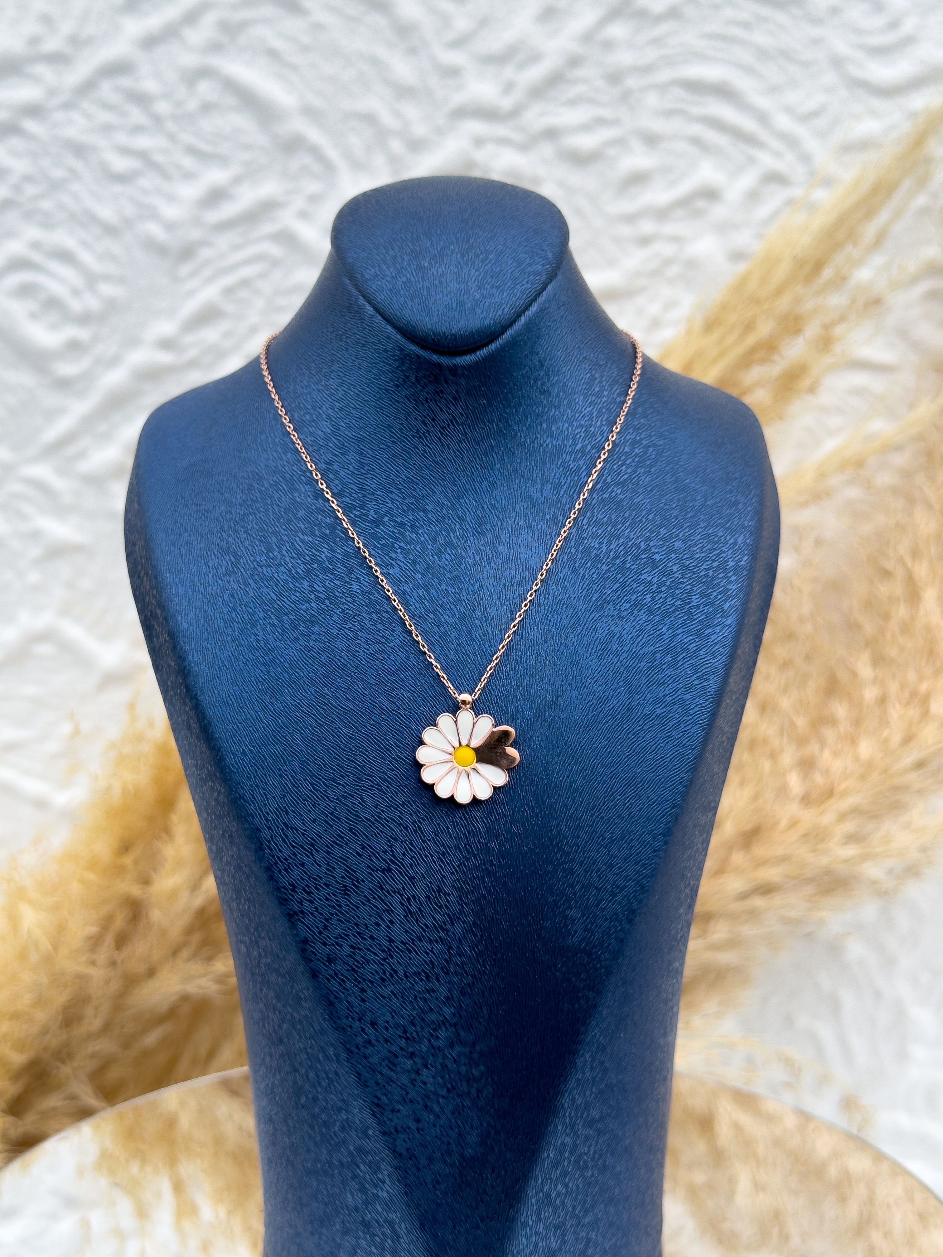 925 Ayar Gümüş Papatya Figürlü Harf Yazılabilir Rose Renk Kadın Kolye – Kişiye Özel