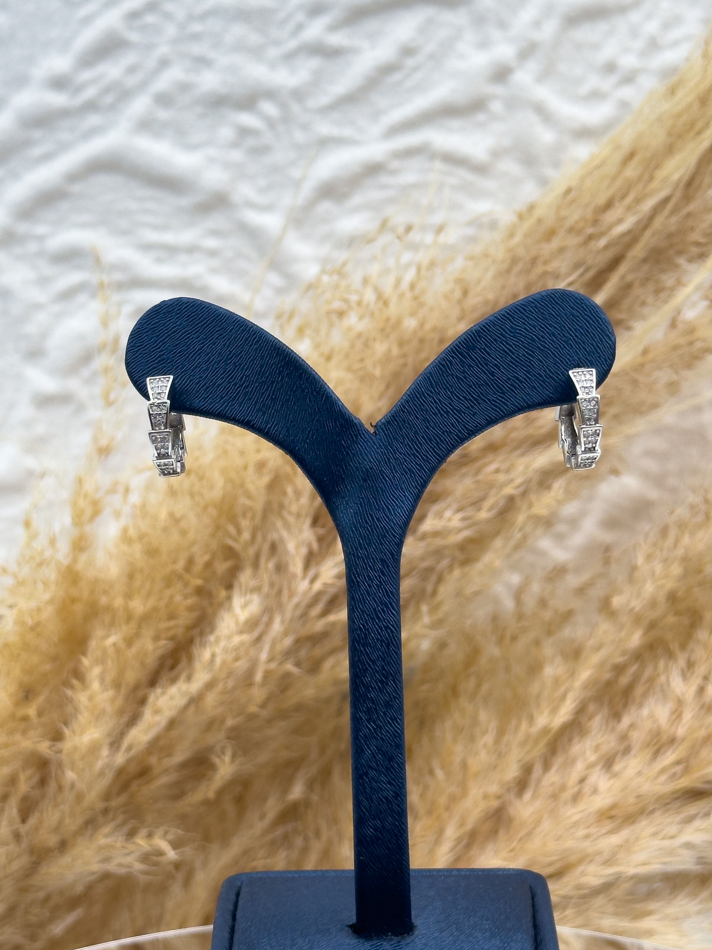 925 Ayar Gümüş Zirkon Taşlı Spor Halka Küpe – Minimal ve Şık Kadın Küpe