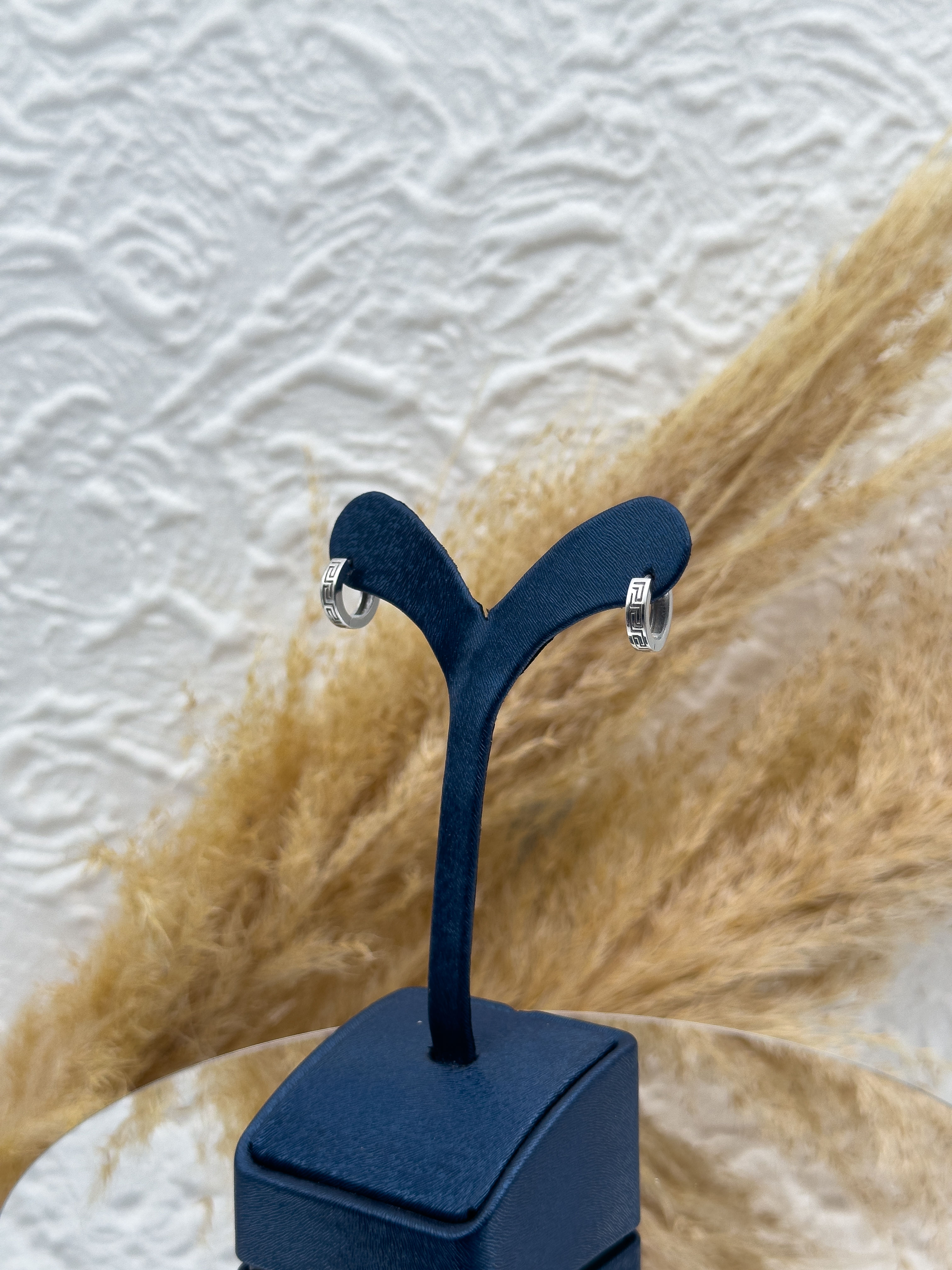 925 Ayar Gümüş Grek Desenli Taşsız Spor Halka Küpe – İşlemeli Minimal Kadın Küpe