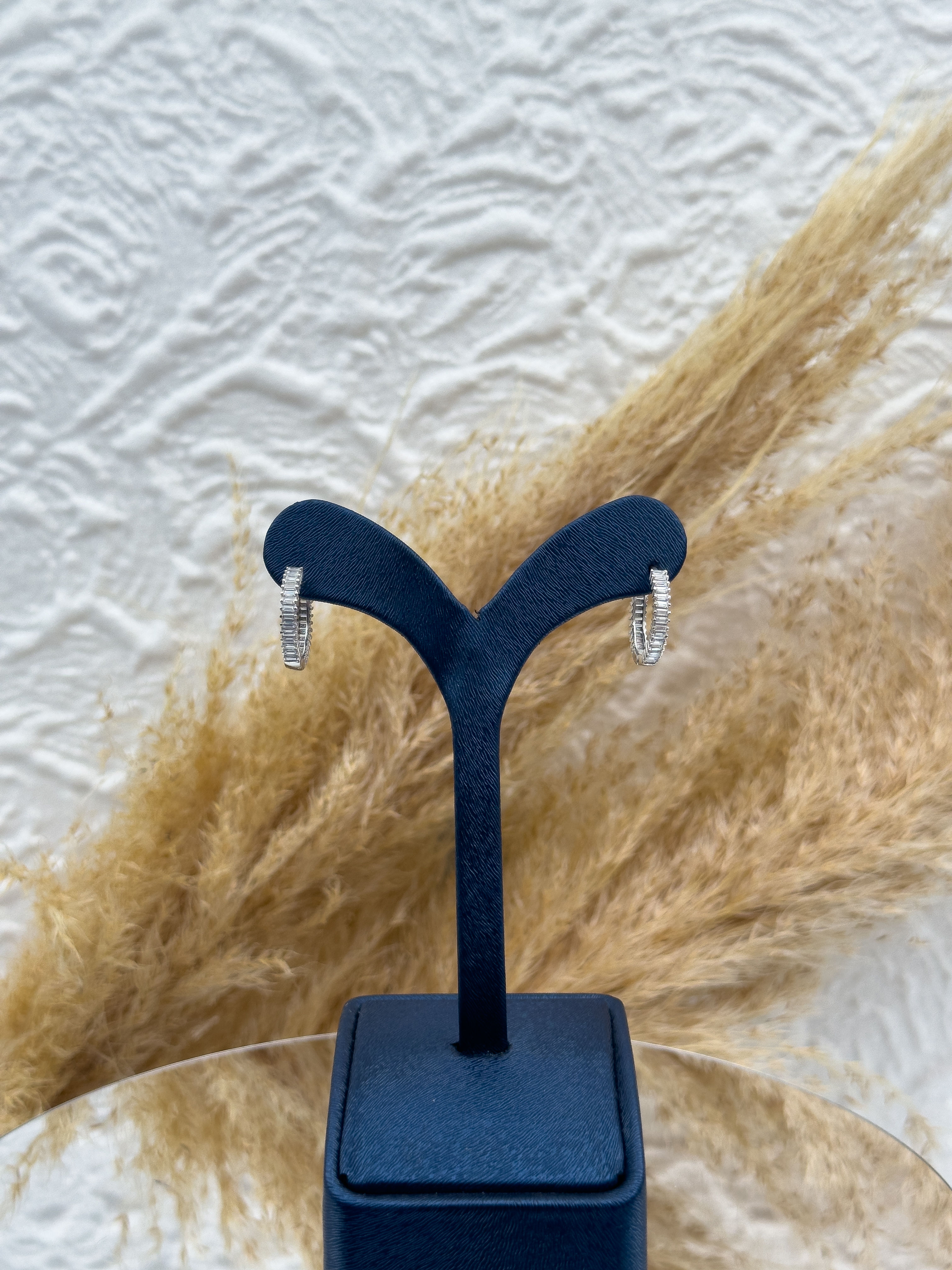 925 Ayar Gümüş Baget Taş Detaylı Spor Halka Küpe – Şık, Minimal ve Hediyelik Kadın Küpe