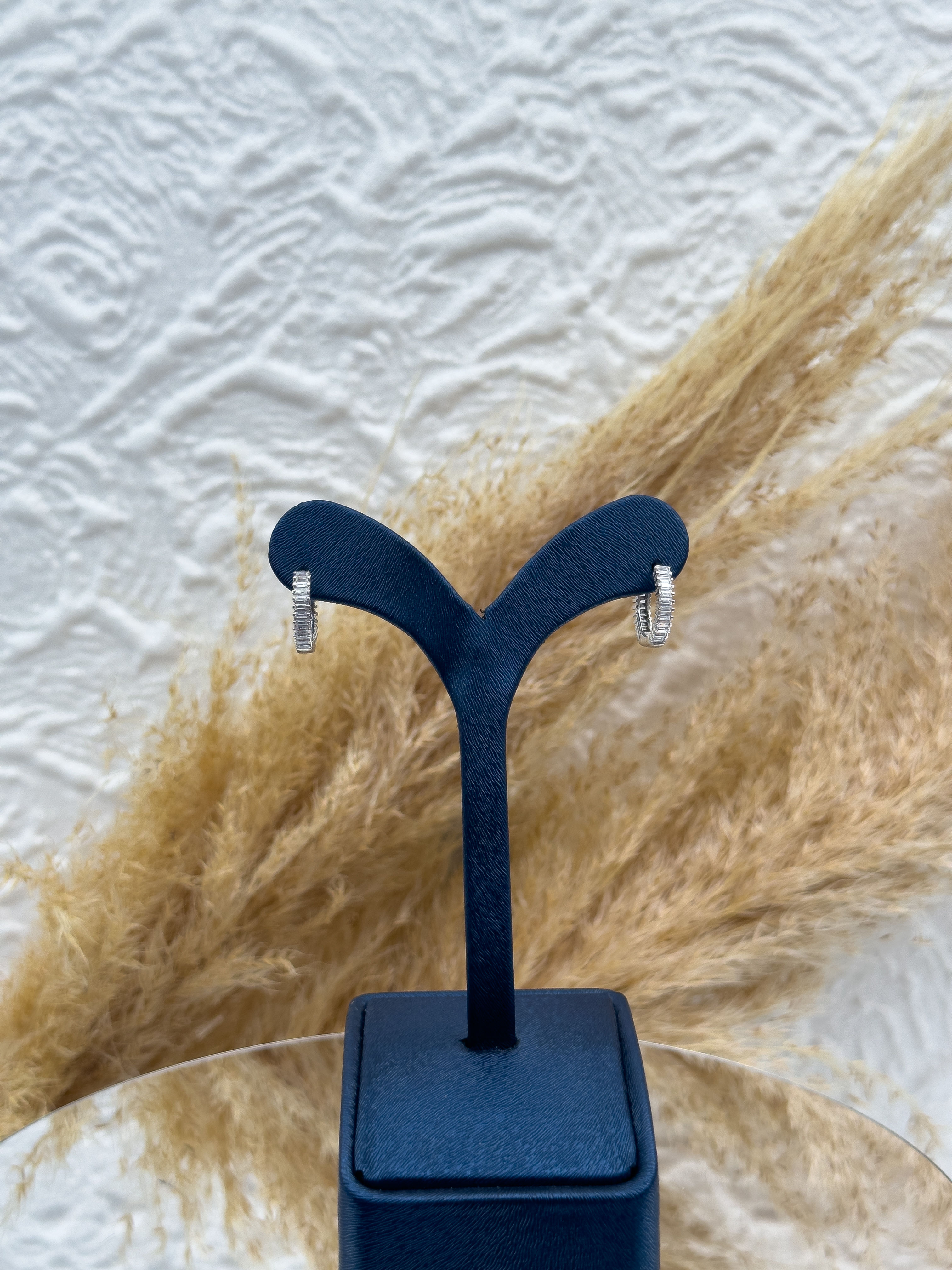 925 Ayar Gümüş Baget Taşlı Spor Halka Modeli Zarif ve Işıltılı Kadın Küpe