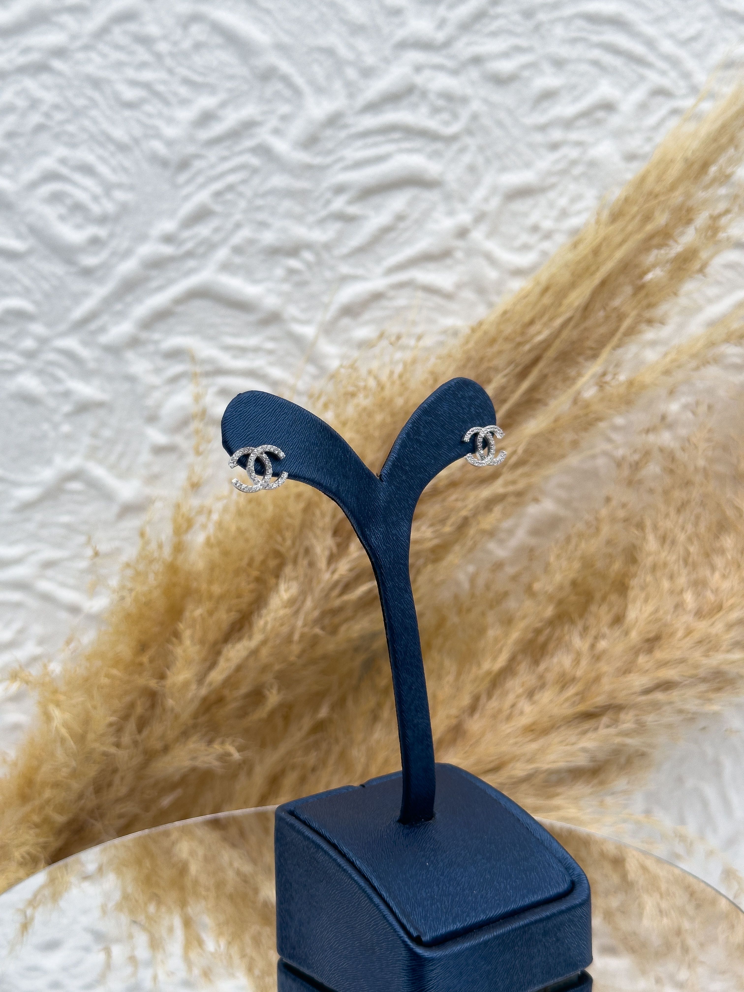 925 Ayar Gümüş Zirkon Taşlı Çift C Motifli Özel Tasarım Çivili Küpe – Zarif, Işıltılı ve Trend Kadın Küpe