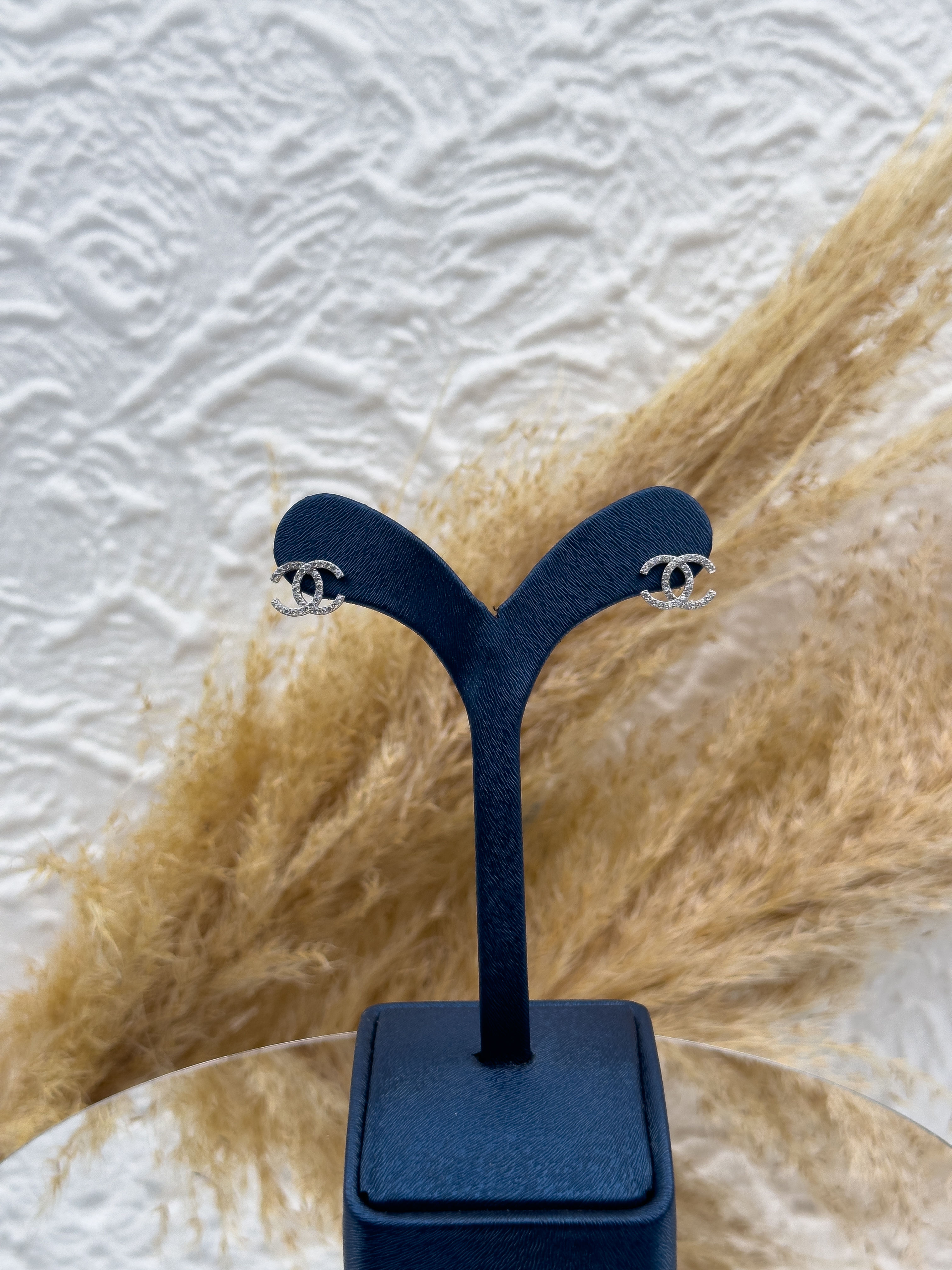 925 Ayar Gümüş Zirkon Taşlı Çift C Motifli Özel Tasarım Çivili Küpe – Zarif, Işıltılı ve Trend Kadın Küpe