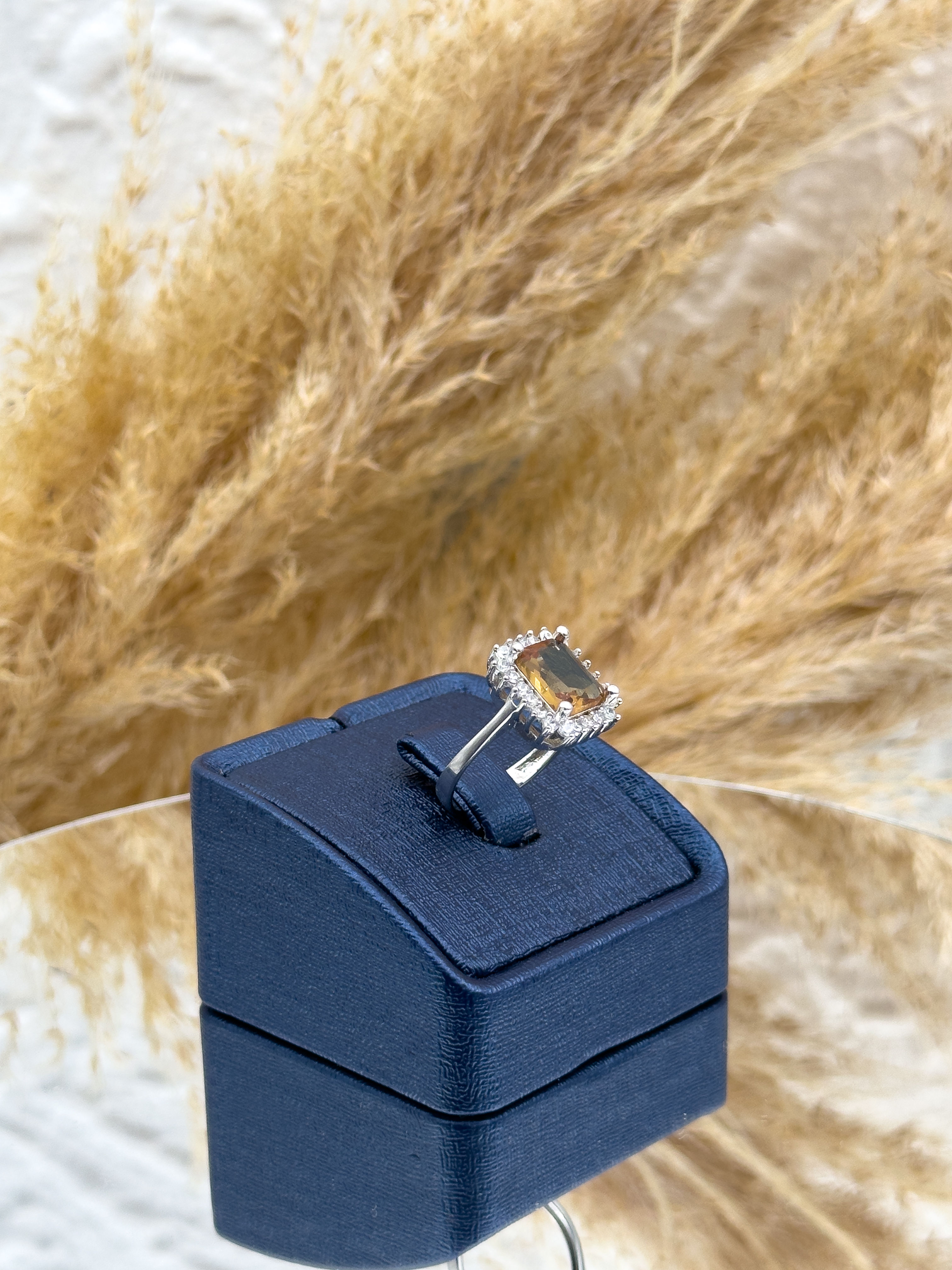 925 Ayar Gümüş Baget Kesim Zultanit Taşlı Zarif Kadın Yüzük – Renk Değiştiren, Işıltılı ve Şık Bayan Yüzüğü