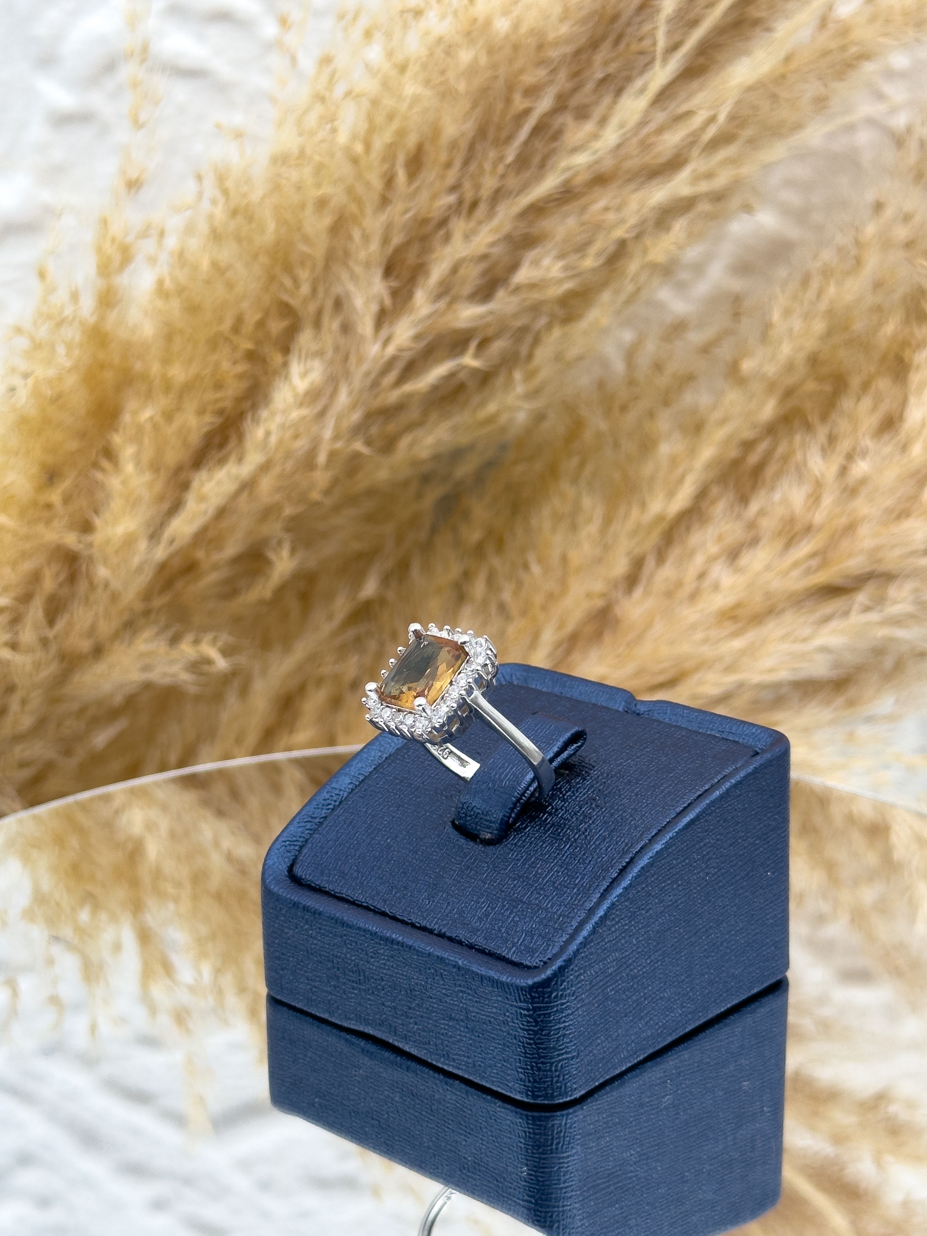 925 Ayar Gümüş Baget Kesim Zultanit Taşlı Zarif Kadın Yüzük – Renk Değiştiren, Işıltılı ve Şık Bayan Yüzüğü