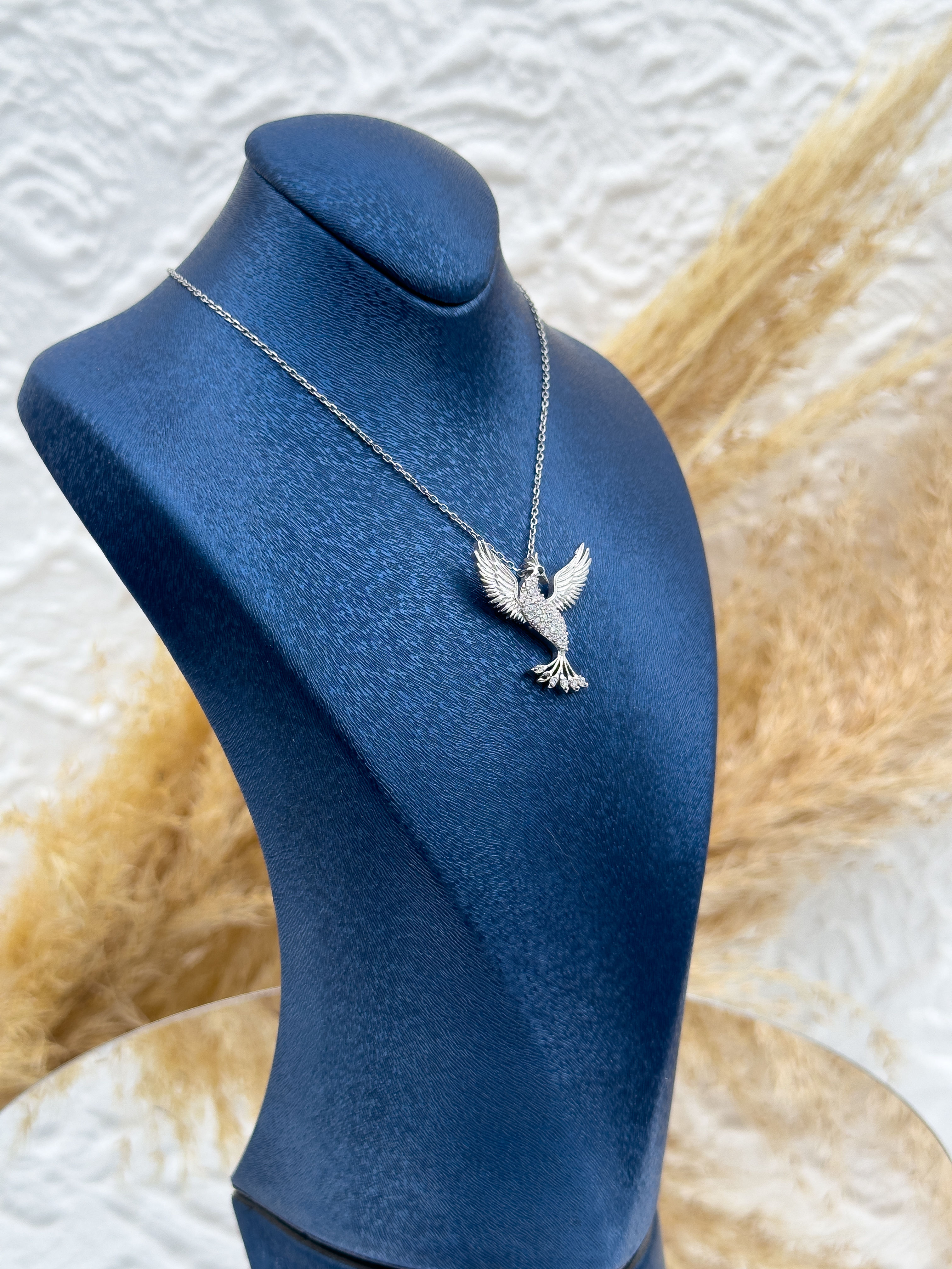 925 Ayar Gümüş Zümrüdüanka Kuşu Figürlü Taşlı Kadın Kolye – Özel Tasarım, Anlamlı, Zarif ve Işıltılı Hediyelik