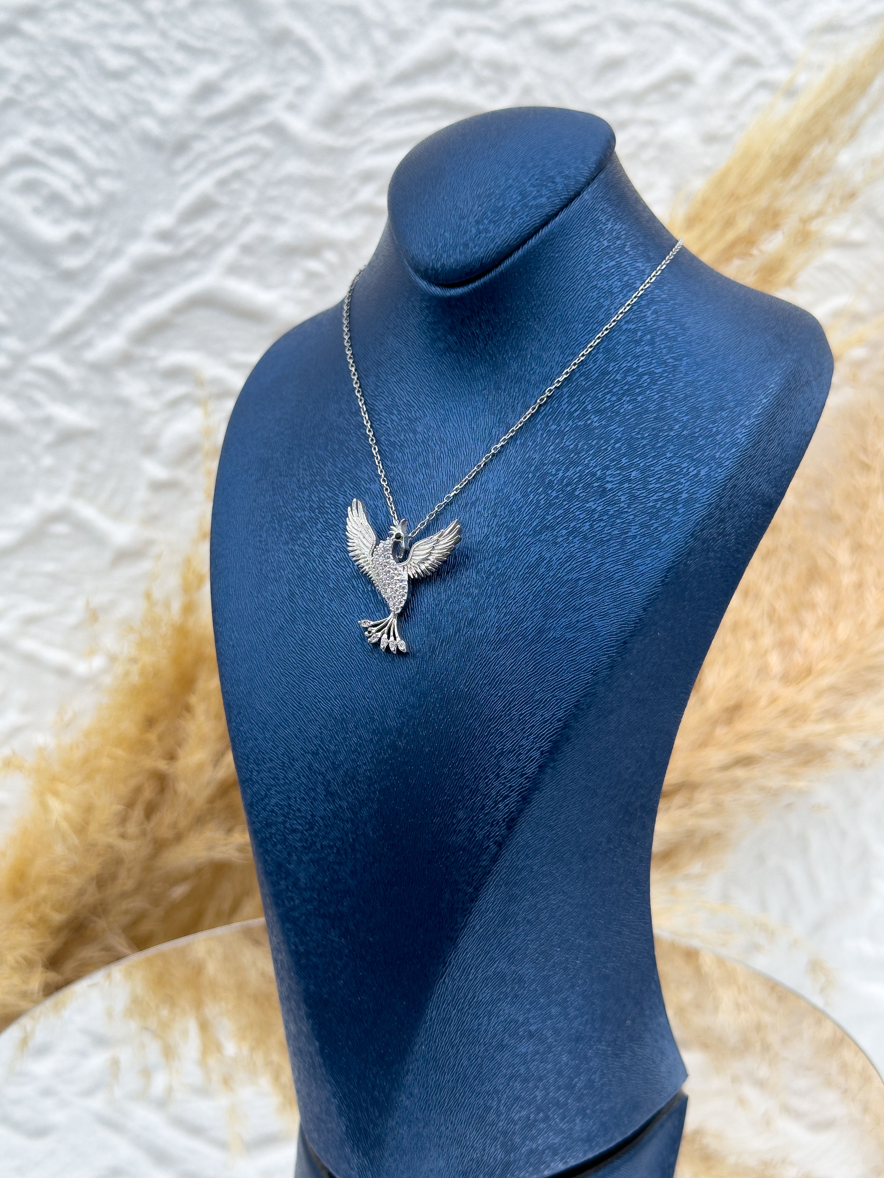 925 Ayar Gümüş Zümrüdüanka Kuşu Figürlü Taşlı Kadın Kolye – Özel Tasarım, Anlamlı, Zarif ve Işıltılı Hediyelik