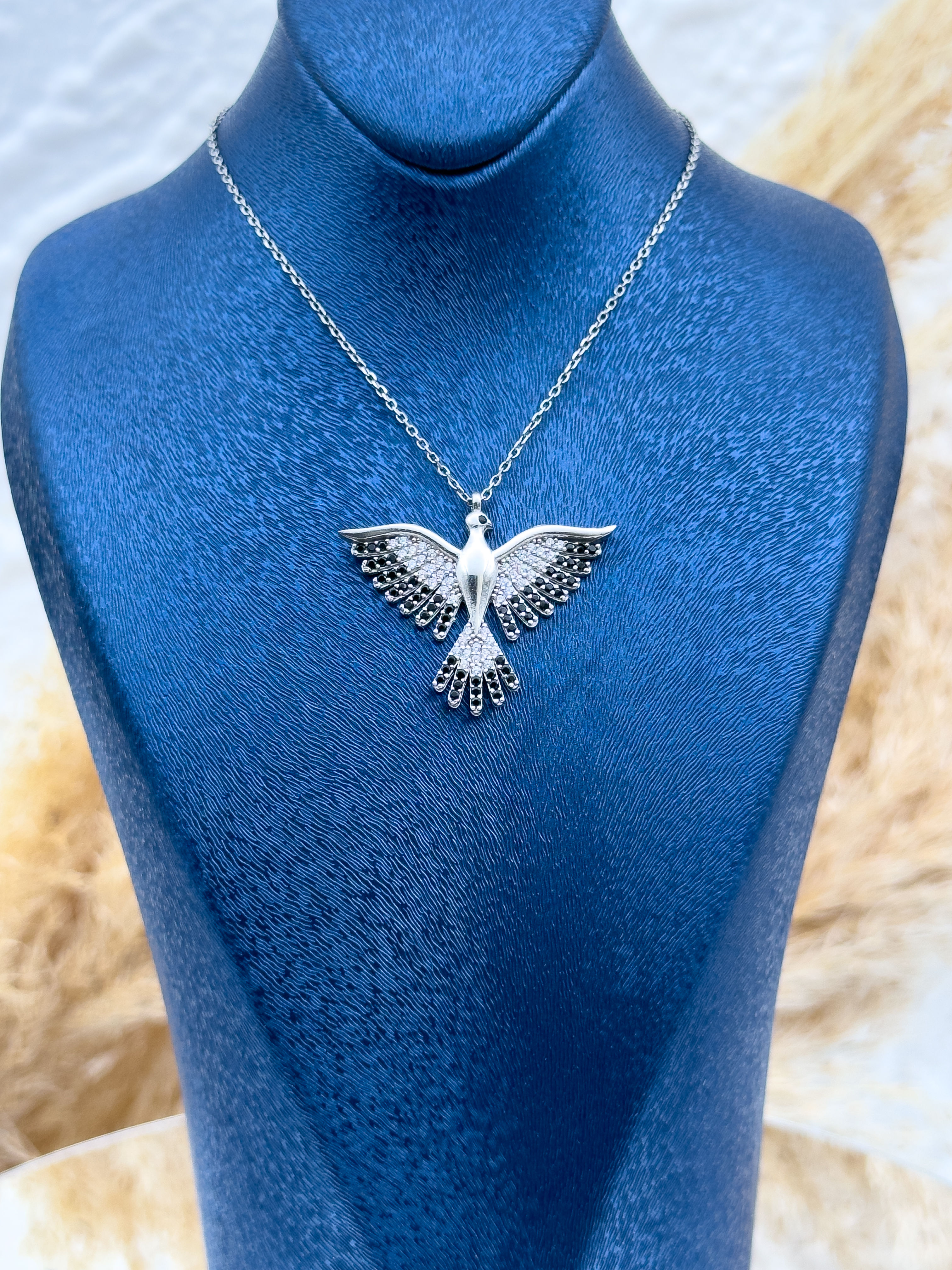 925 Ayar Gümüş Zümrüdüanka Kuşu Figürlü Siyah Beyaz Taşlı Kadın Kolye – Özel Tasarım, Zarif Hediyelik