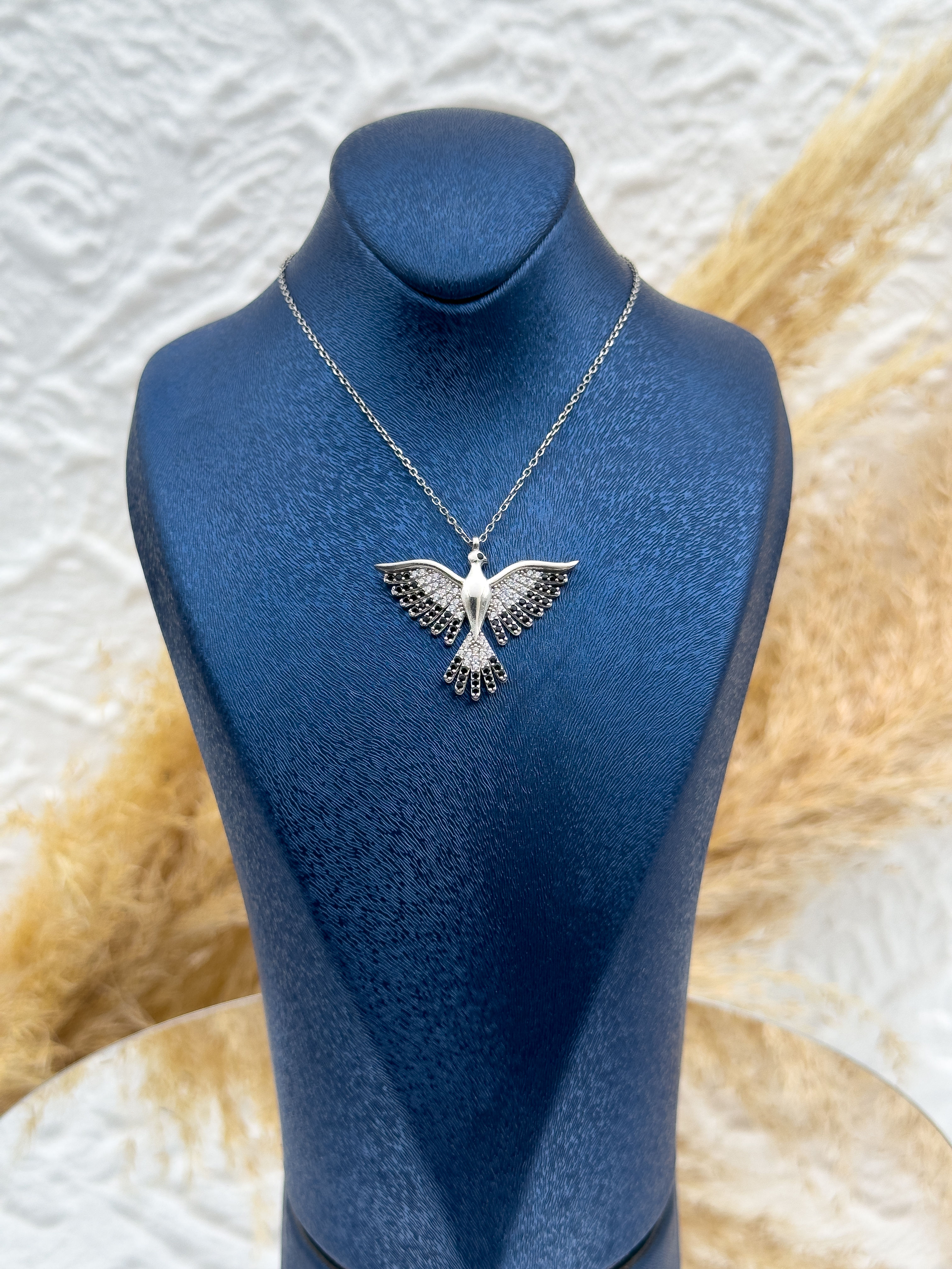 925 Ayar Gümüş Zümrüdüanka Kuşu Figürlü Siyah Beyaz Taşlı Kadın Kolye – Özel Tasarım, Zarif Hediyelik