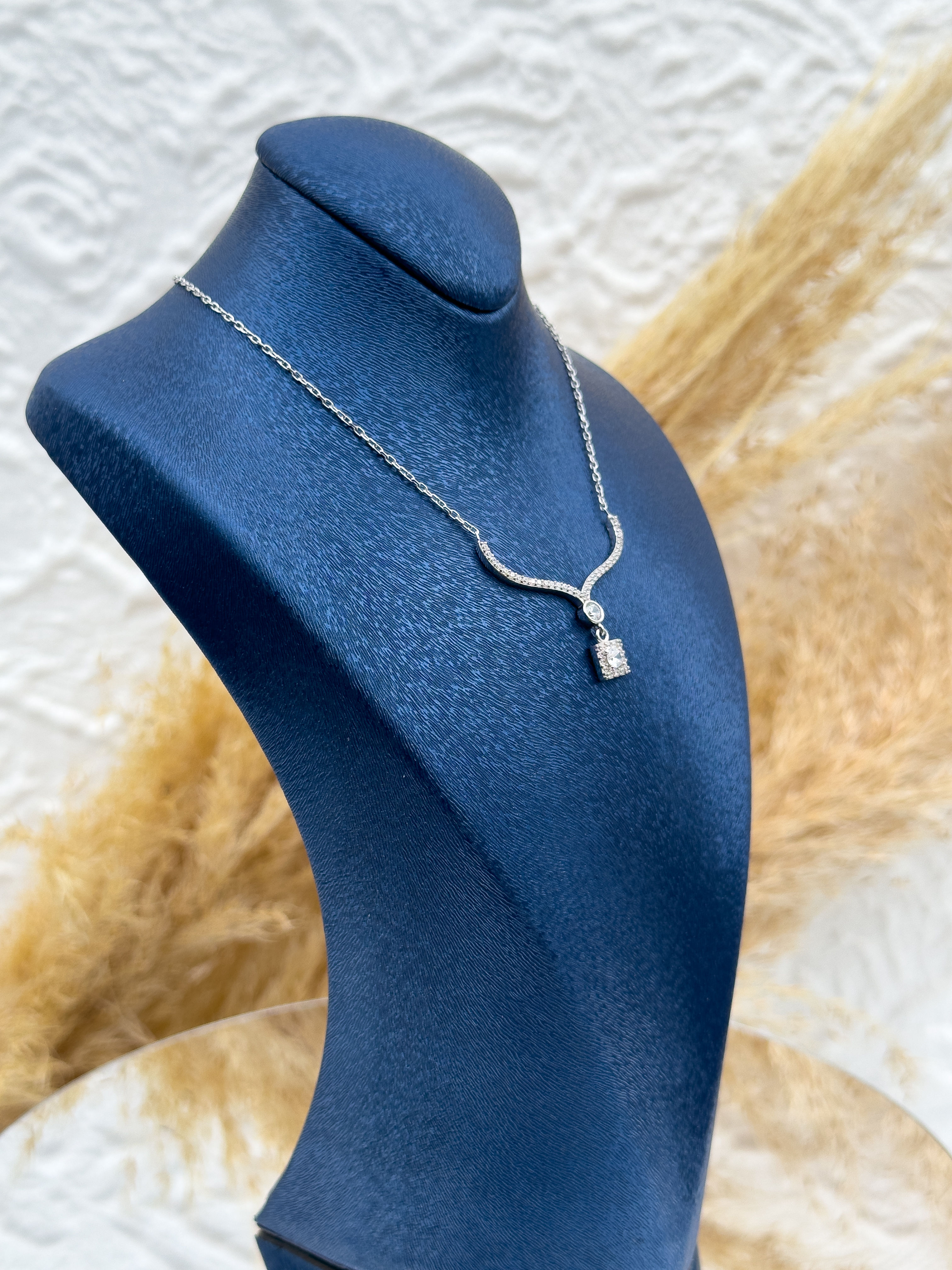 925 Ayar Gümüş Baget Seri V Zirkon Taşlı Kadın Kolye – Zarif ve Işıltılı Hediyelik Takı