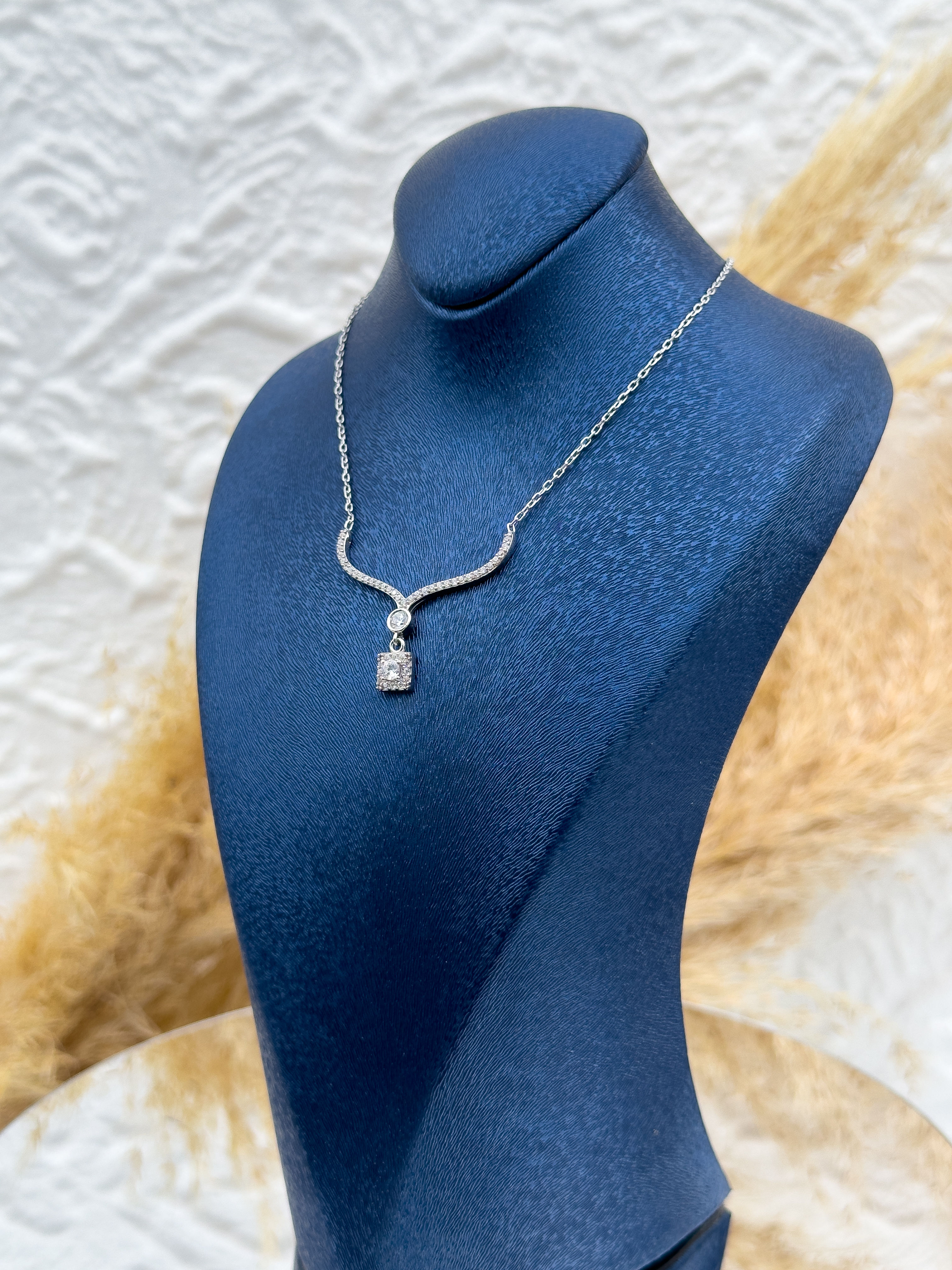 925 Ayar Gümüş Baget Seri V Zirkon Taşlı Kadın Kolye – Zarif ve Işıltılı Hediyelik Takı