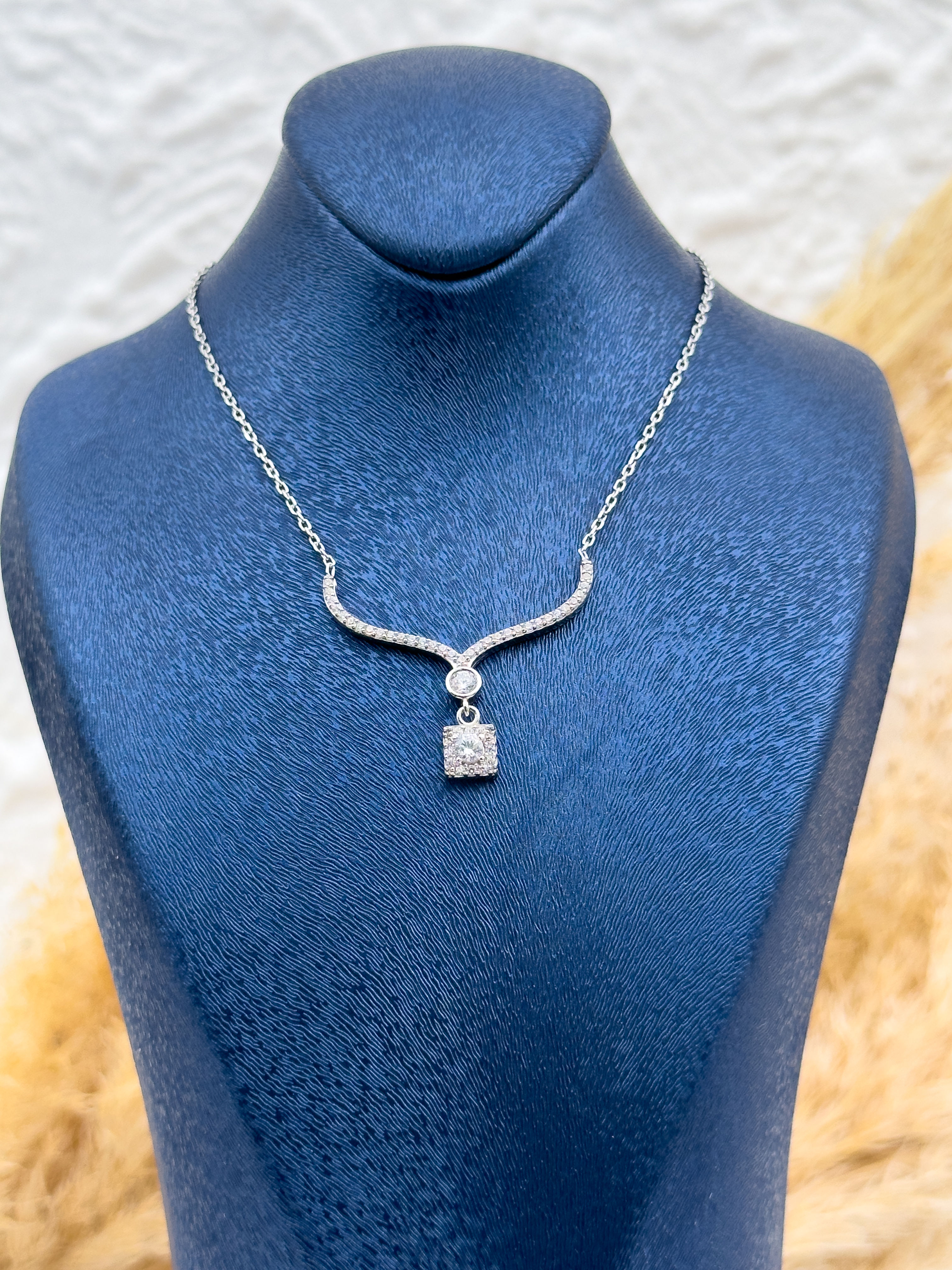 925 Ayar Gümüş Baget Seri V Zirkon Taşlı Kadın Kolye – Zarif ve Işıltılı Hediyelik Takı