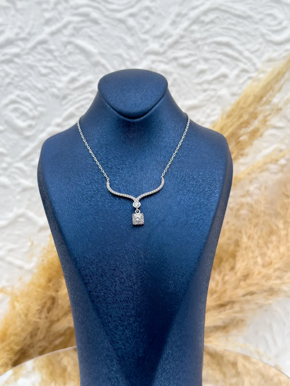 925 Ayar Gümüş Baget Seri V Zirkon Taşlı Kadın Kolye – Zarif ve Işıltılı Hediyelik Takı