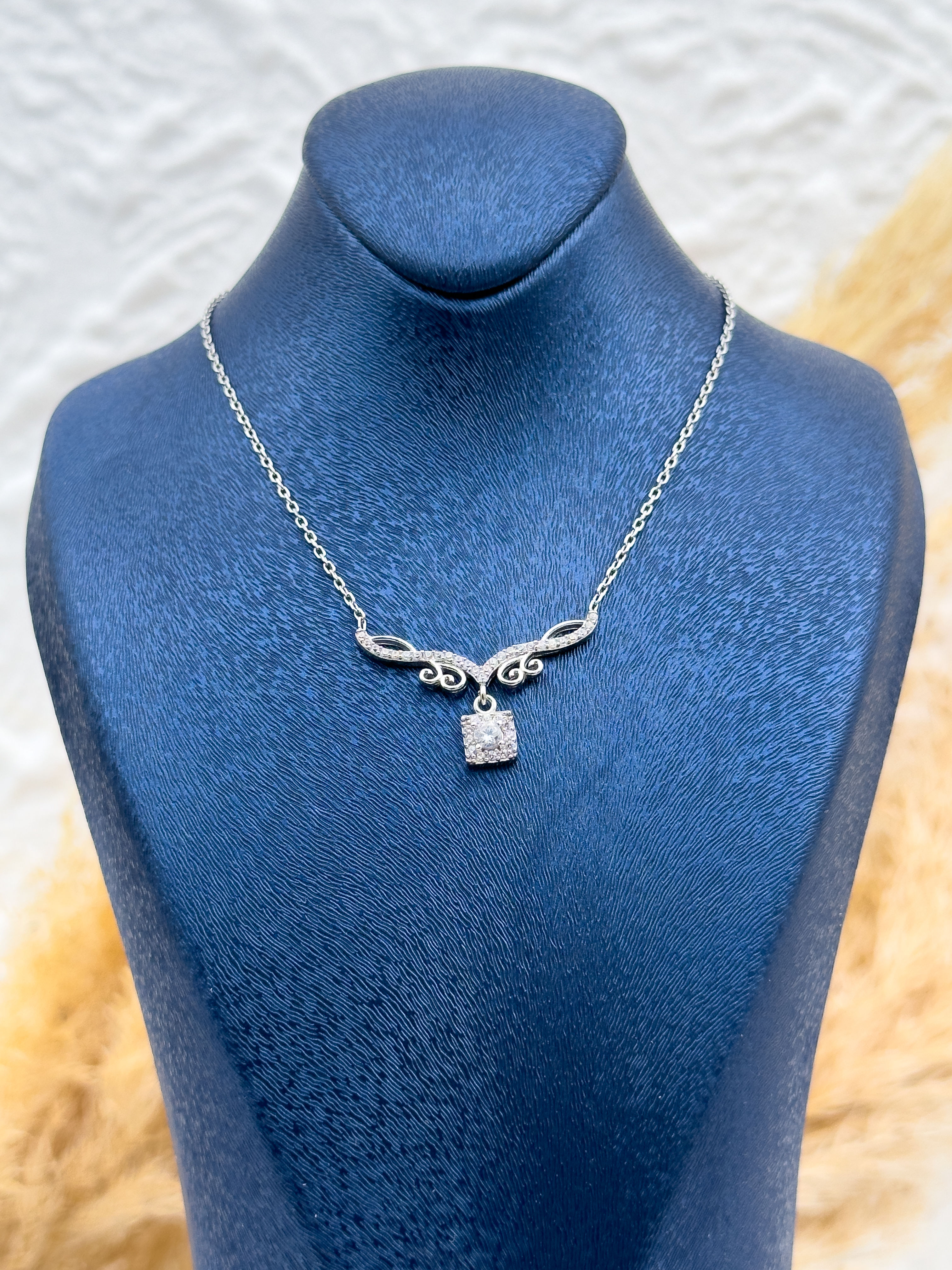 925 Ayar Gümüş Baget Taşlı V Model Kadın Kolye – Zarif Motif Detaylı, Işıltılı ve Şık Tasarım