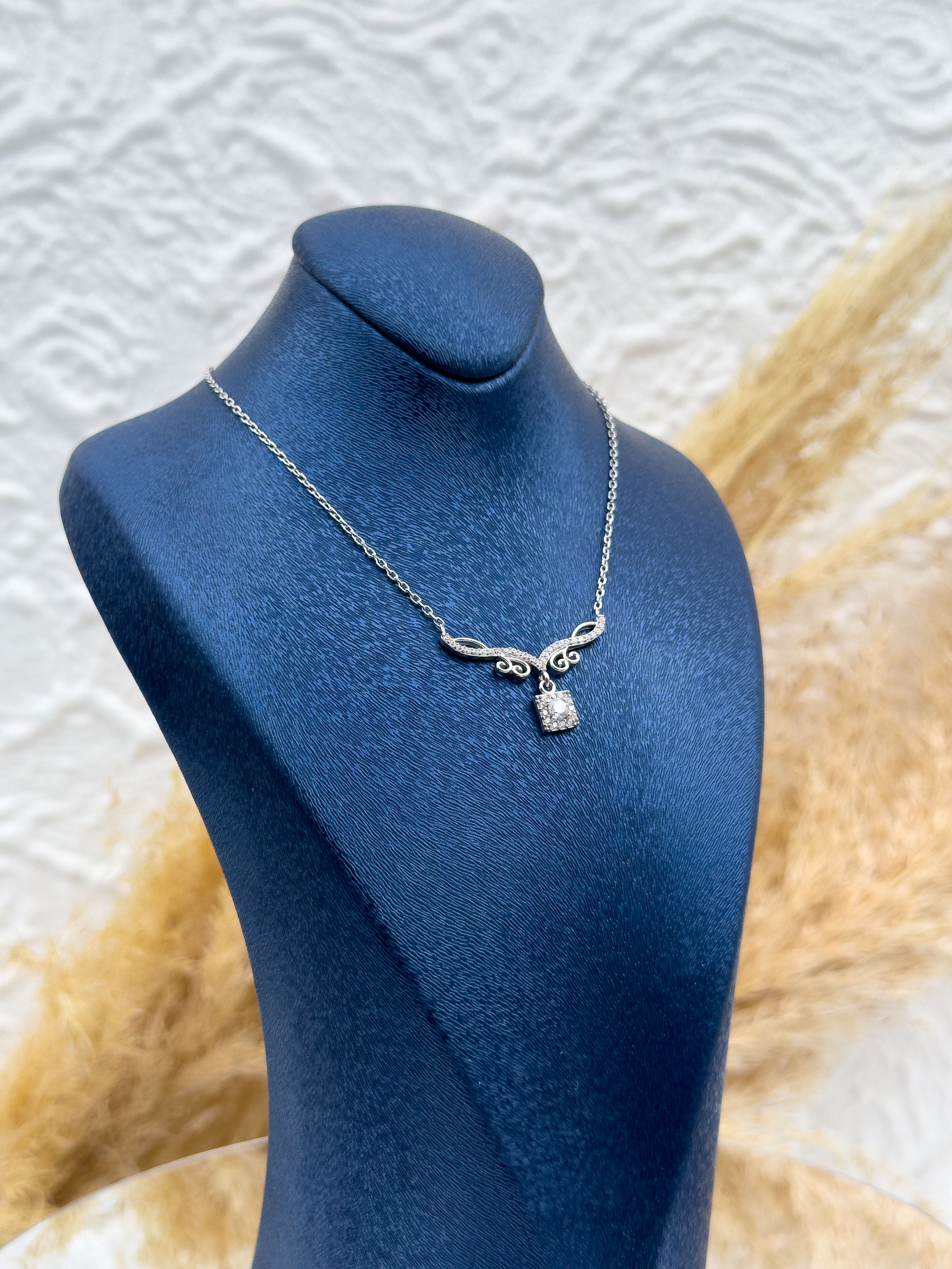 925 Ayar Gümüş Baget Taşlı V Model Kadın Kolye – Zarif Motif Detaylı, Işıltılı ve Şık Tasarım