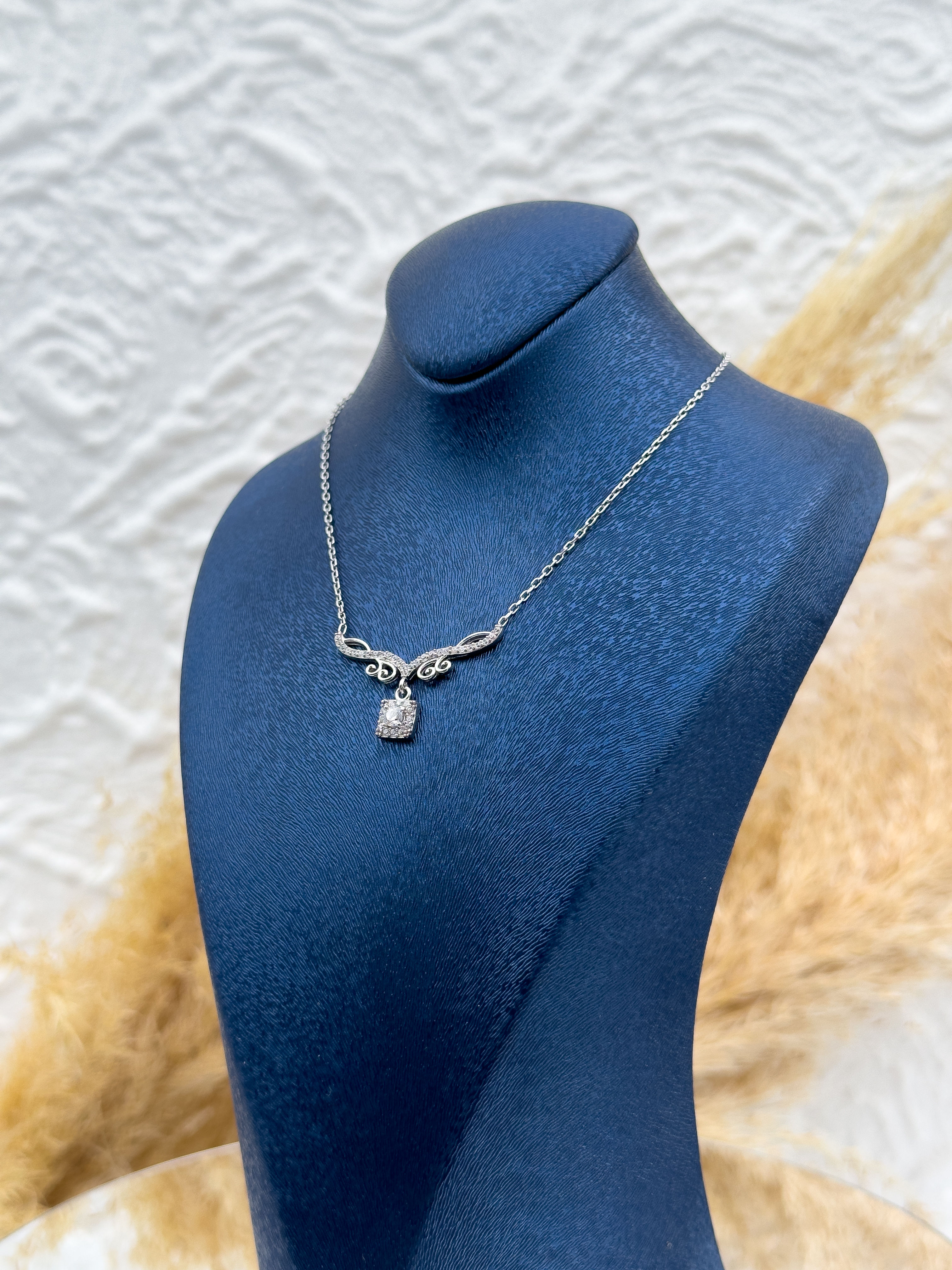 925 Ayar Gümüş Baget Taşlı V Model Kadın Kolye – Zarif Motif Detaylı, Işıltılı ve Şık Tasarım