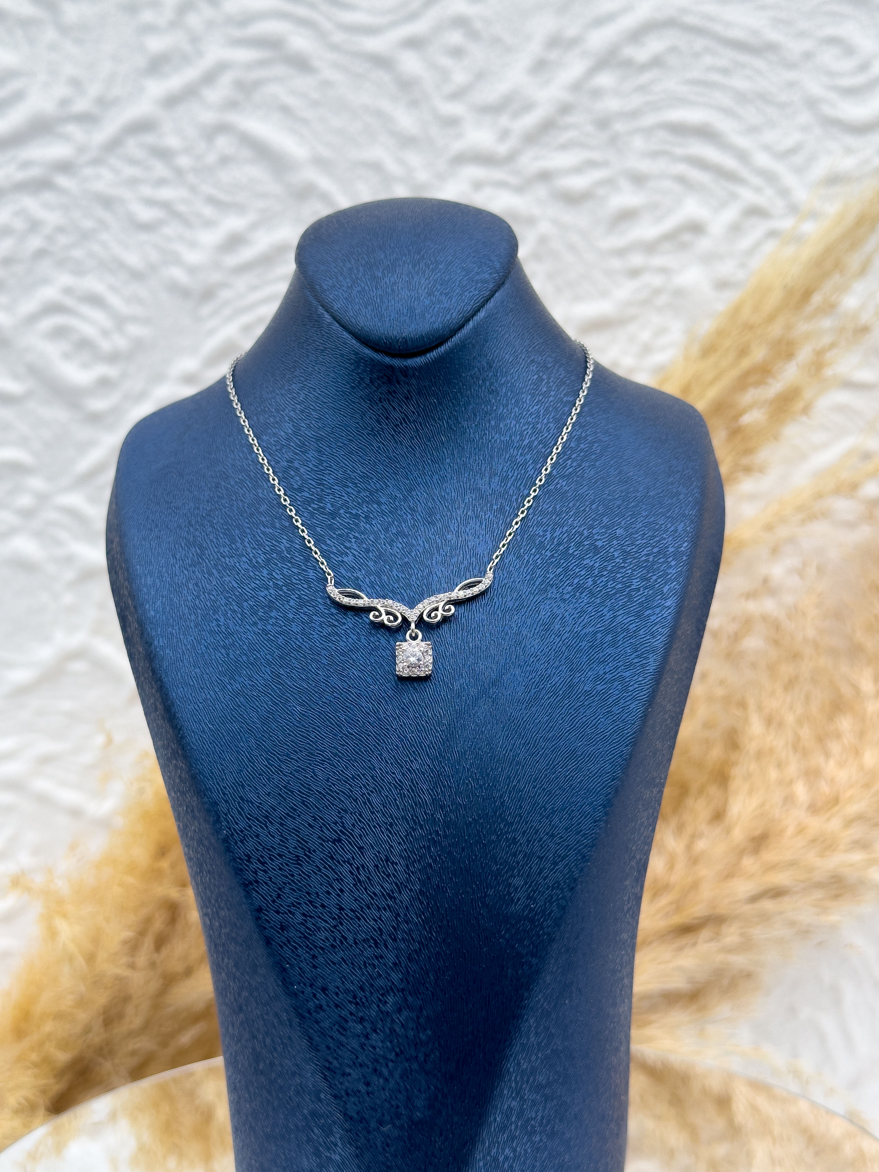 925 Ayar Gümüş Baget Taşlı V Model Kadın Kolye – Zarif Motif Detaylı, Işıltılı ve Şık Tasarım