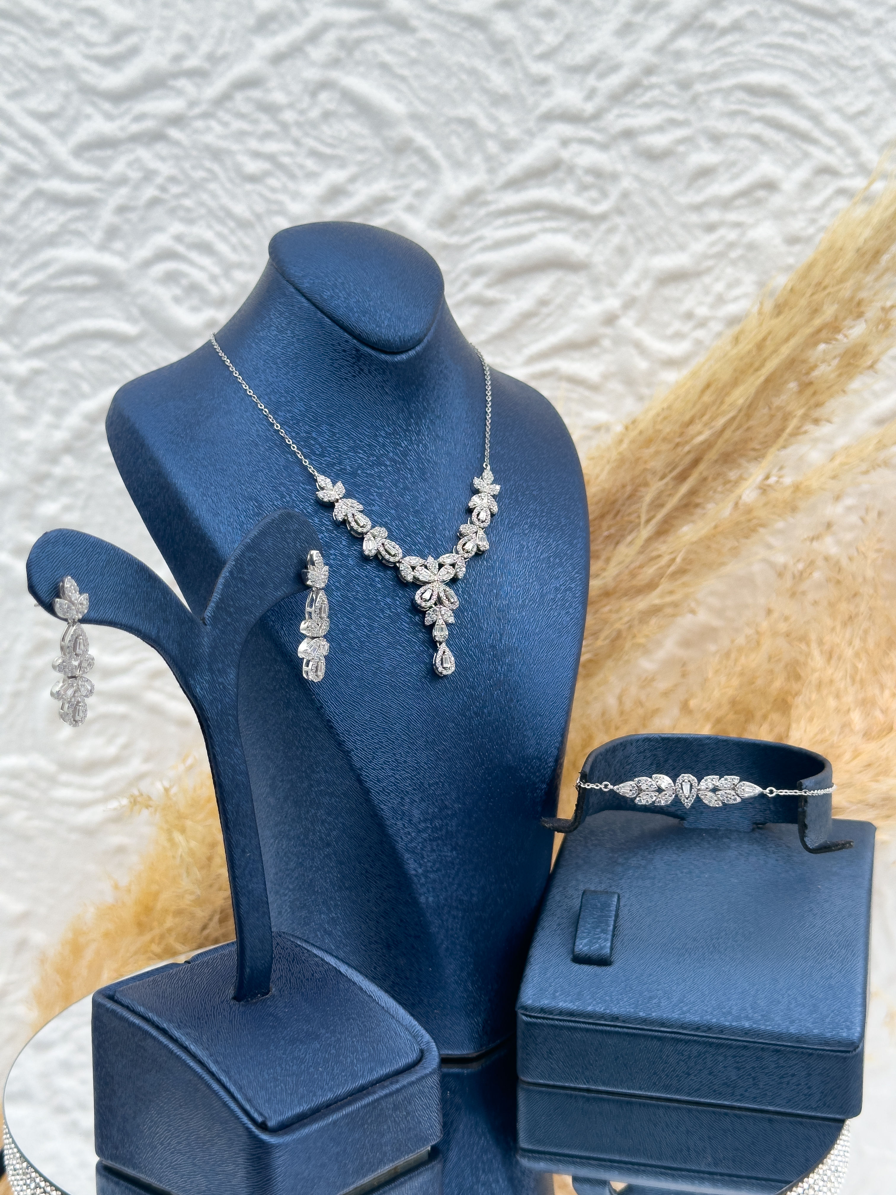 925 Ayar Gümüş Zarif Yaprak Detaylı Baget Taşlı 3’lü Kadın Takı Seti – Özel Tasarım & Hediyelik