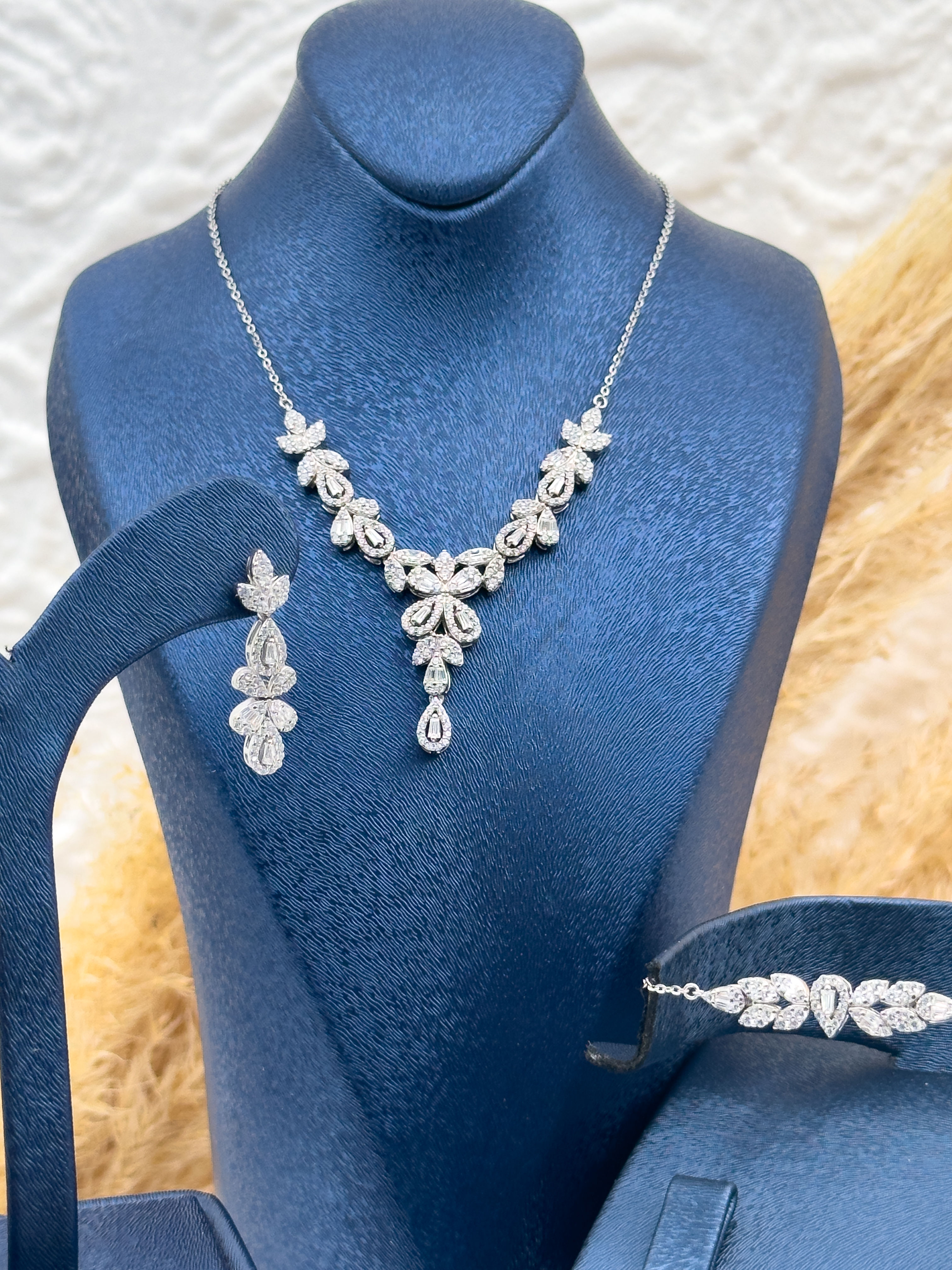 925 Ayar Gümüş Zarif Yaprak Detaylı Baget Taşlı 3’lü Kadın Takı Seti – Özel Tasarım & Hediyelik