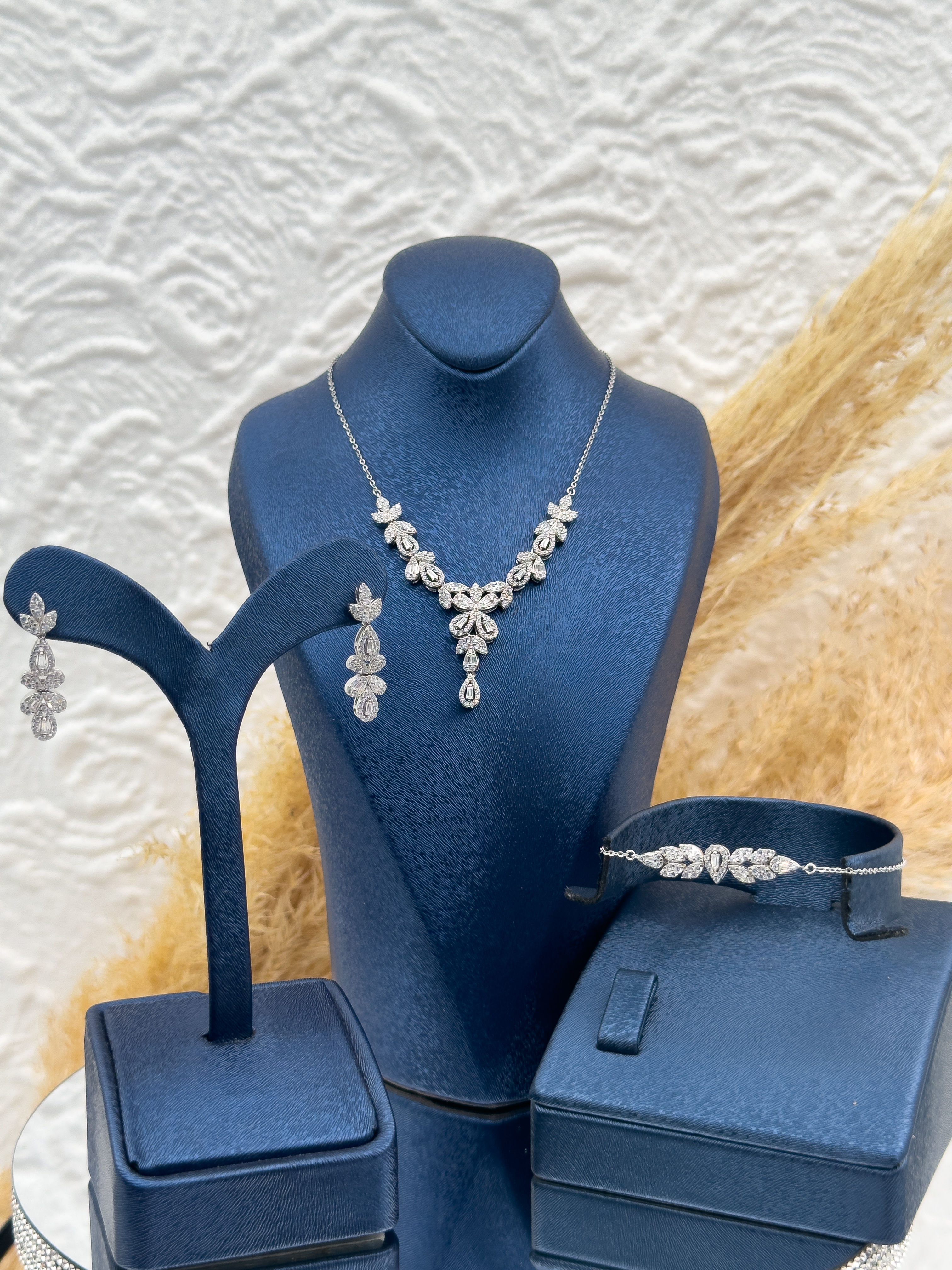 925 Ayar Gümüş Zarif Yaprak Detaylı Baget Taşlı 3’lü Kadın Takı Seti – Özel Tasarım & Hediyelik