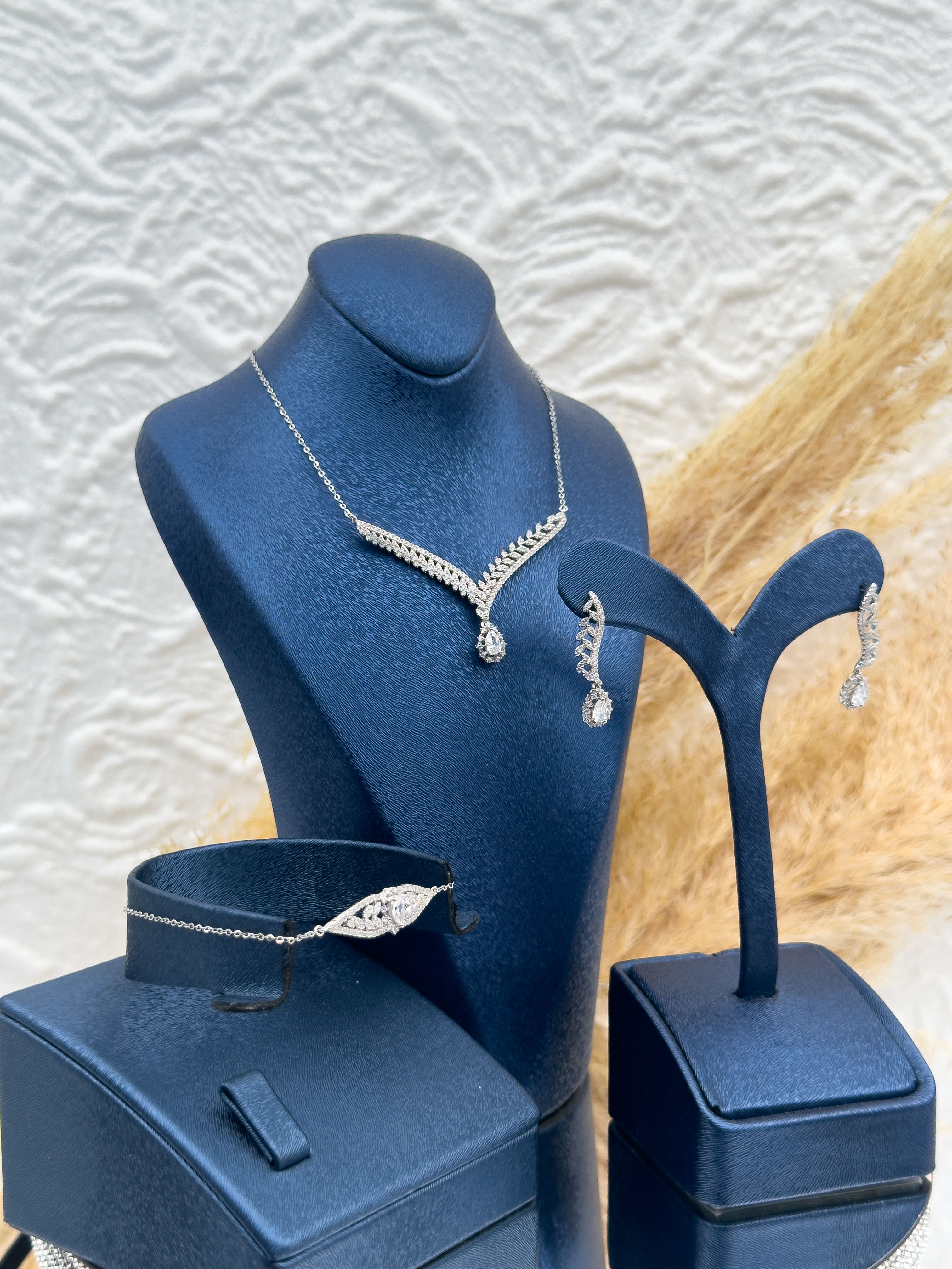 925 Ayar Gümüş Zarif Yaprak Detaylı Damla Taşlı Özel Seri 3’lü Mini Kadın Takı Seti