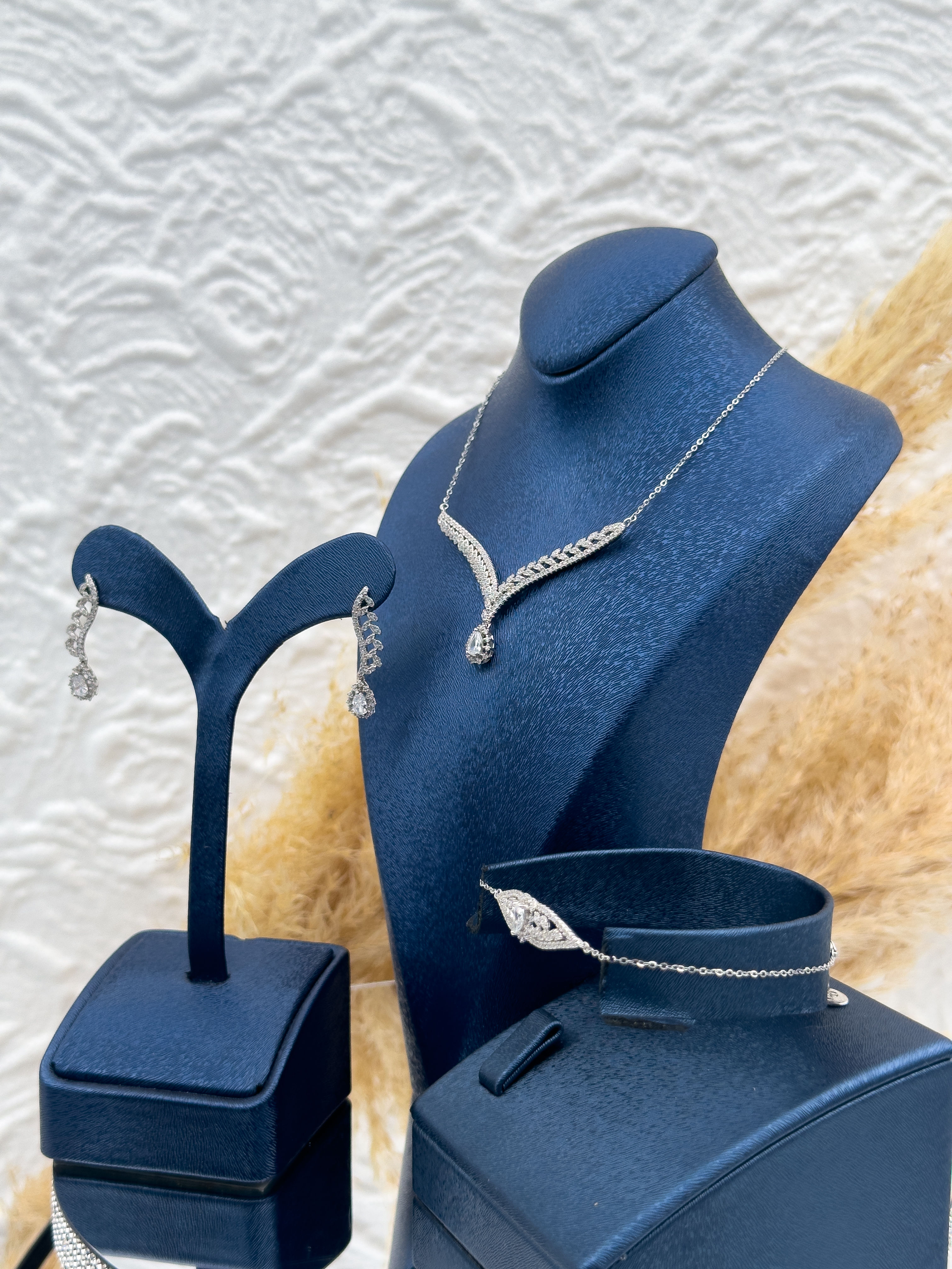 925 Ayar Gümüş Zarif Yaprak Detaylı Damla Taşlı Özel Seri 3’lü Mini Kadın Takı Seti