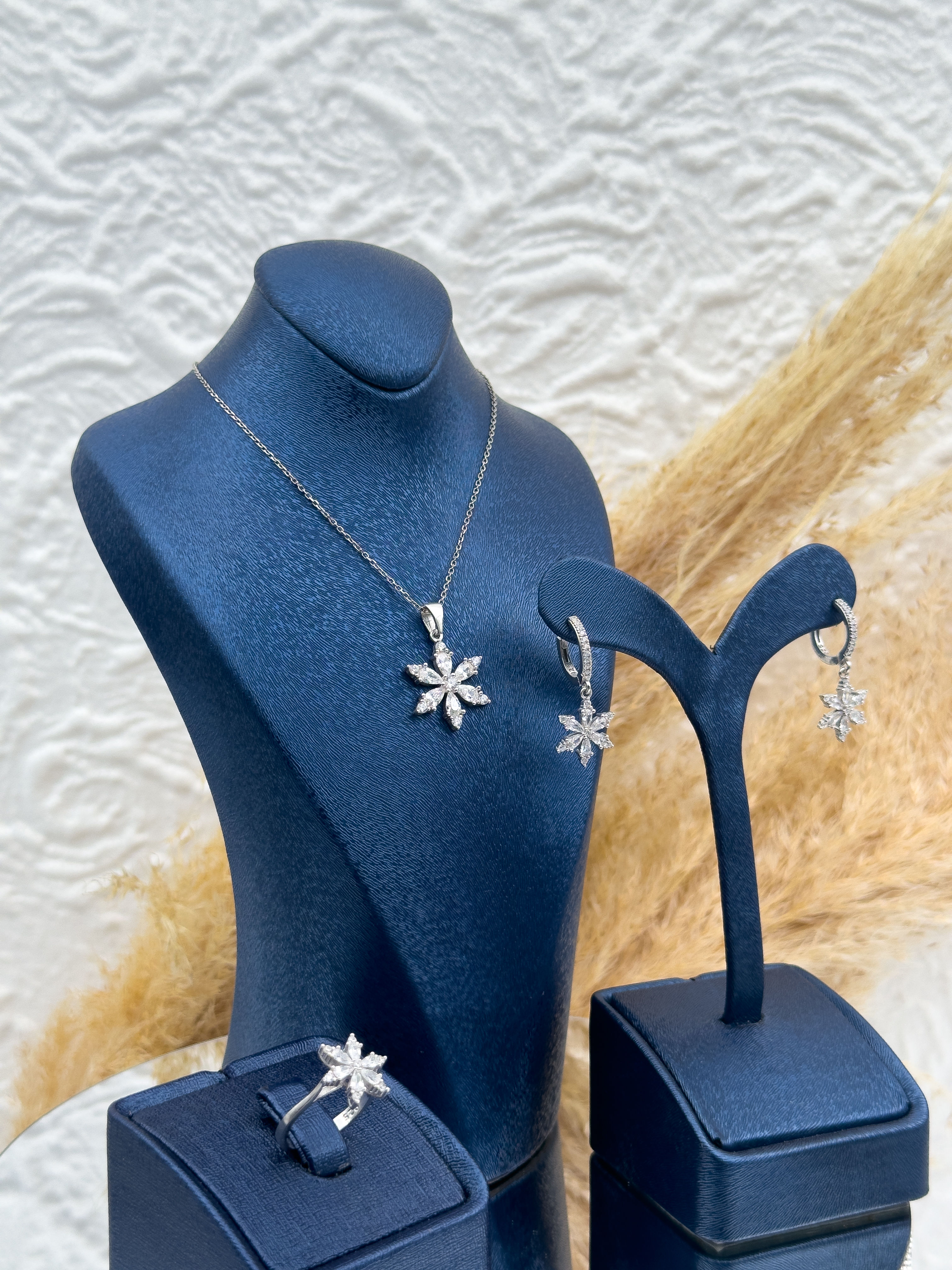 925 Ayar Gümüş Lotus Çiçeği Figürlü Taşlı 3’lü Kadın Takı Seti