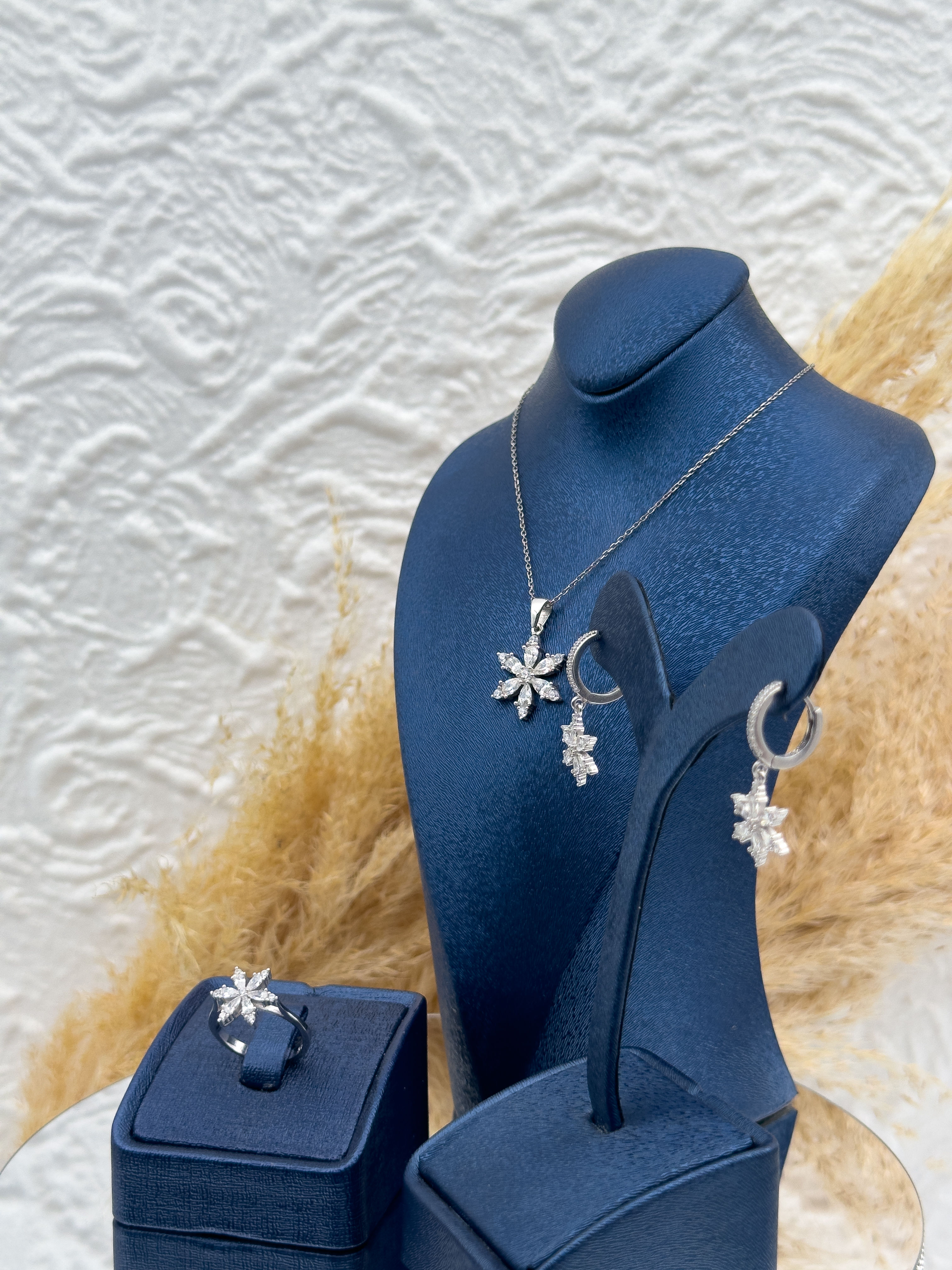 925 Ayar Gümüş Lotus Çiçeği Figürlü Taşlı 3’lü Kadın Takı Seti