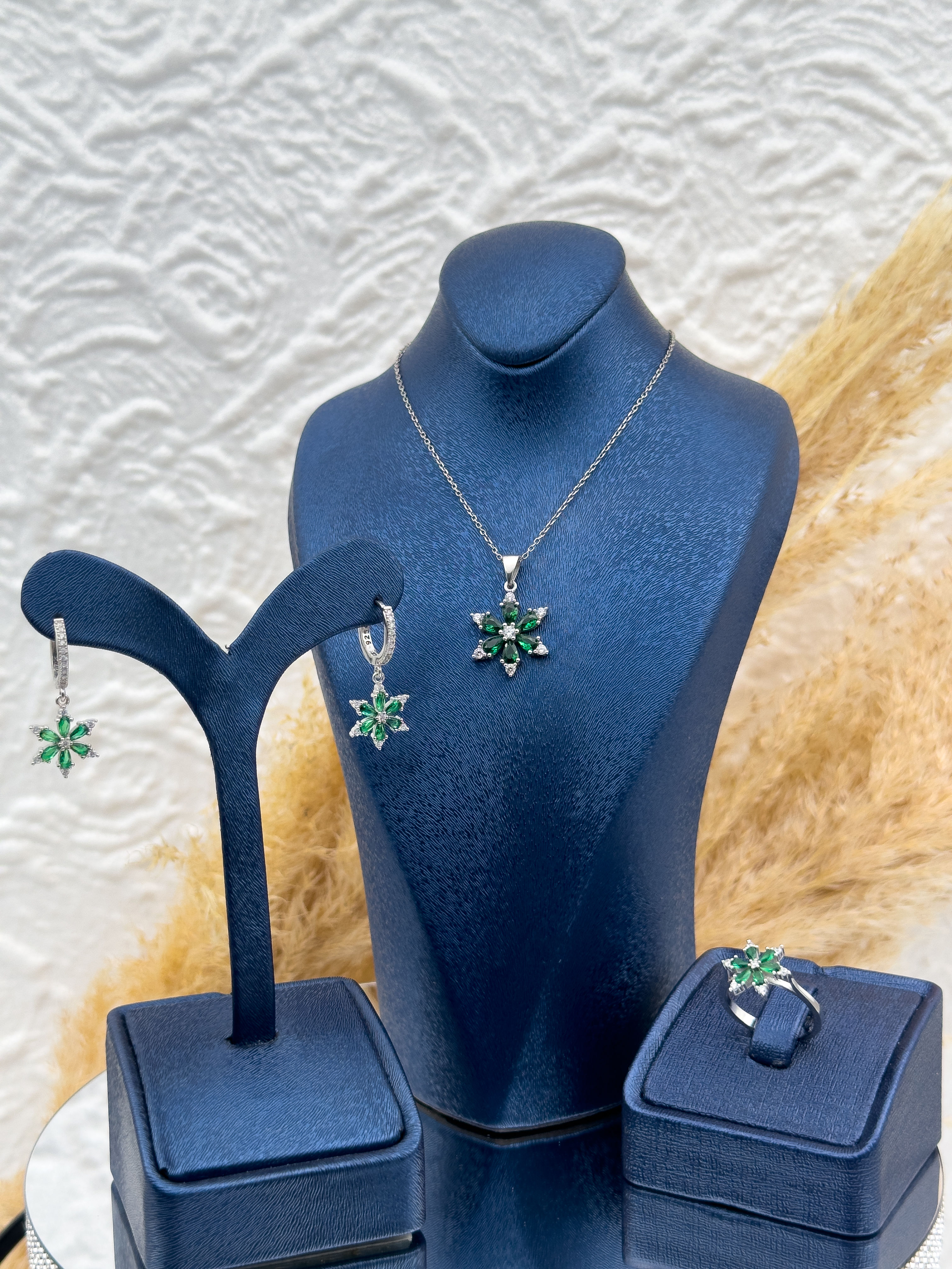 925 Ayar Gümüş Zümrüt Taşlı Lotus Çiçeği Modeli 3’lü Kadın Takı Seti
