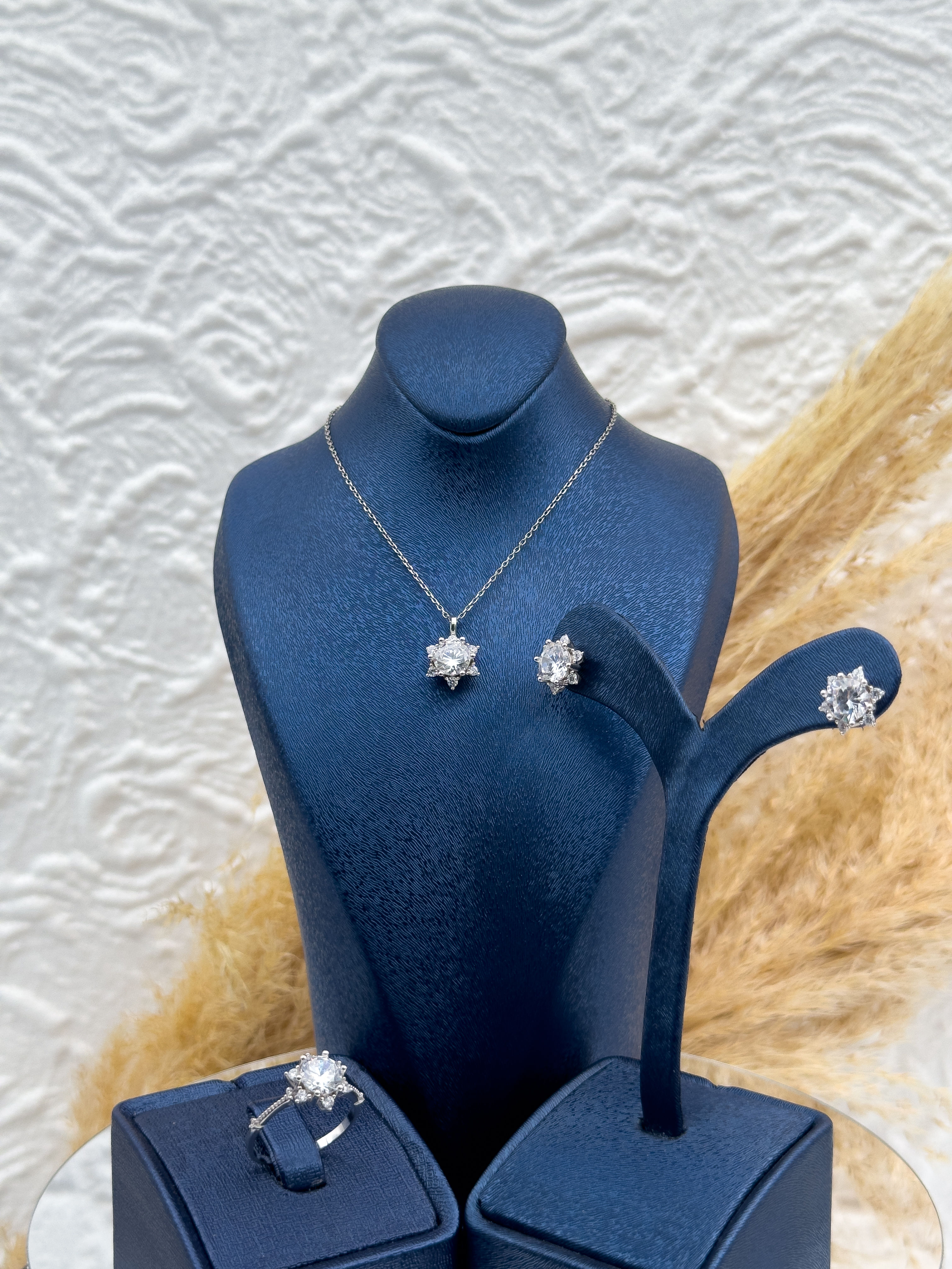 925 Ayar Gümüş Özel Tasarım Lotus Taşlı 3’lü Kadın Set – Kolye, Küpe ve Yüzükten Oluşan Zarif & Işıltılı Hediyelik Takı Seti