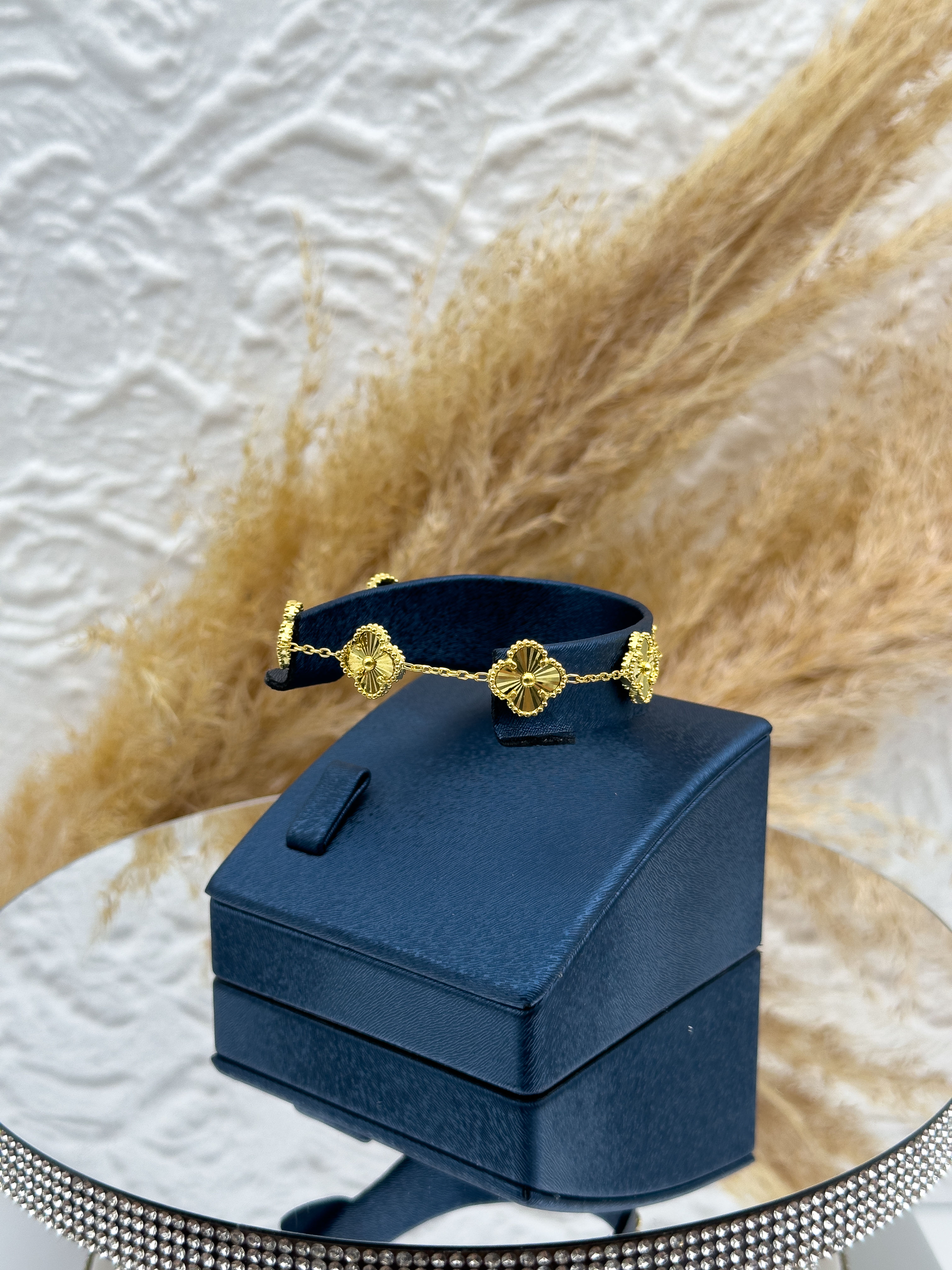 925 Ayar Gümüş Gold Renk Taşsız Yonca Kadın Bileklik – Zarif Şık Tasarım