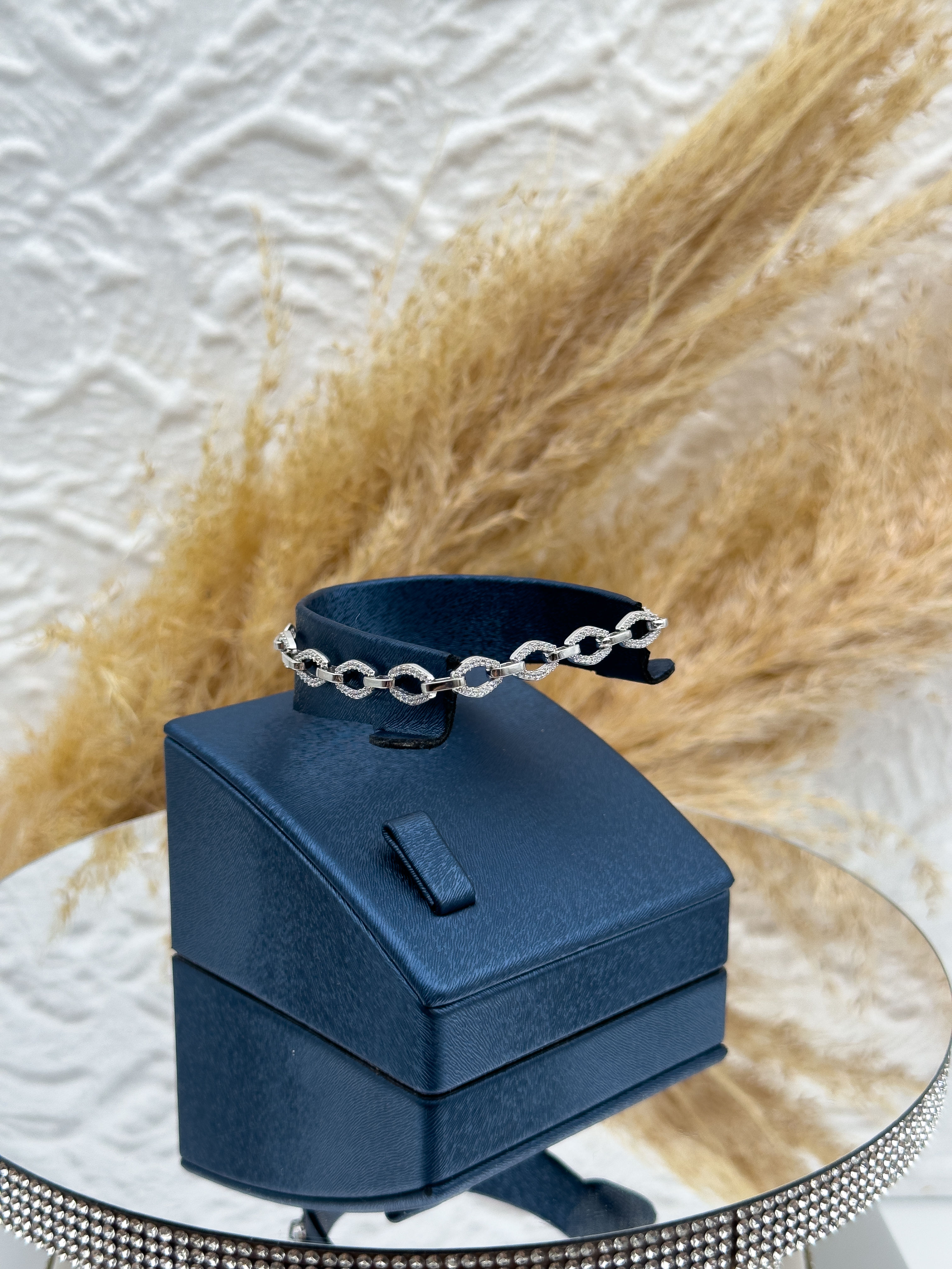 925 Ayar Gümüş Spor Tarz Az Taşlı Kadın Bileklik – Günlük Şıklık