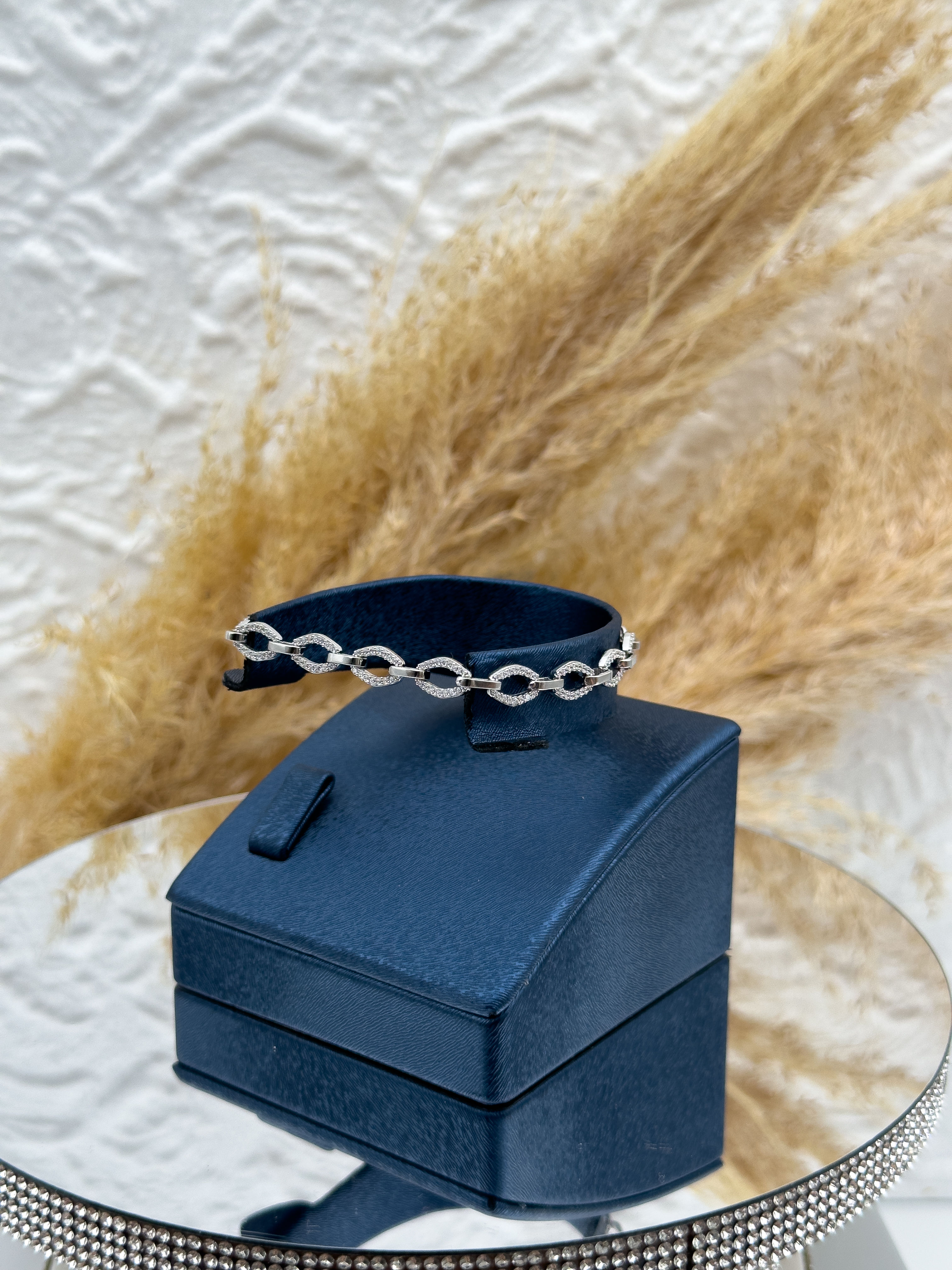 925 Ayar Gümüş Spor Tarz Az Taşlı Kadın Bileklik – Günlük Şıklık