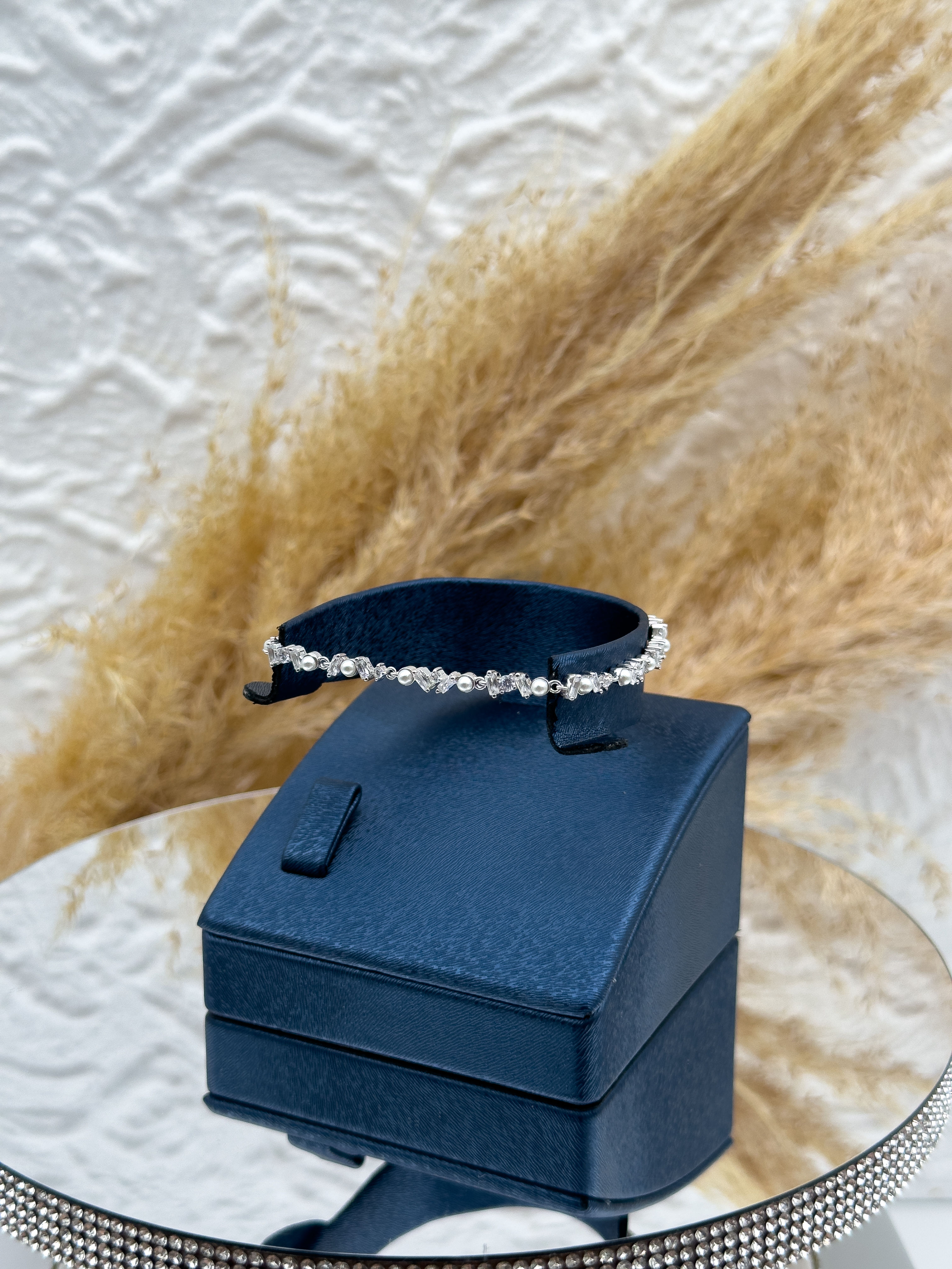 925 Ayar Gümüş İnci ve Baget Taşlı Spor Kadın Bileklik – Zarif Şıklık