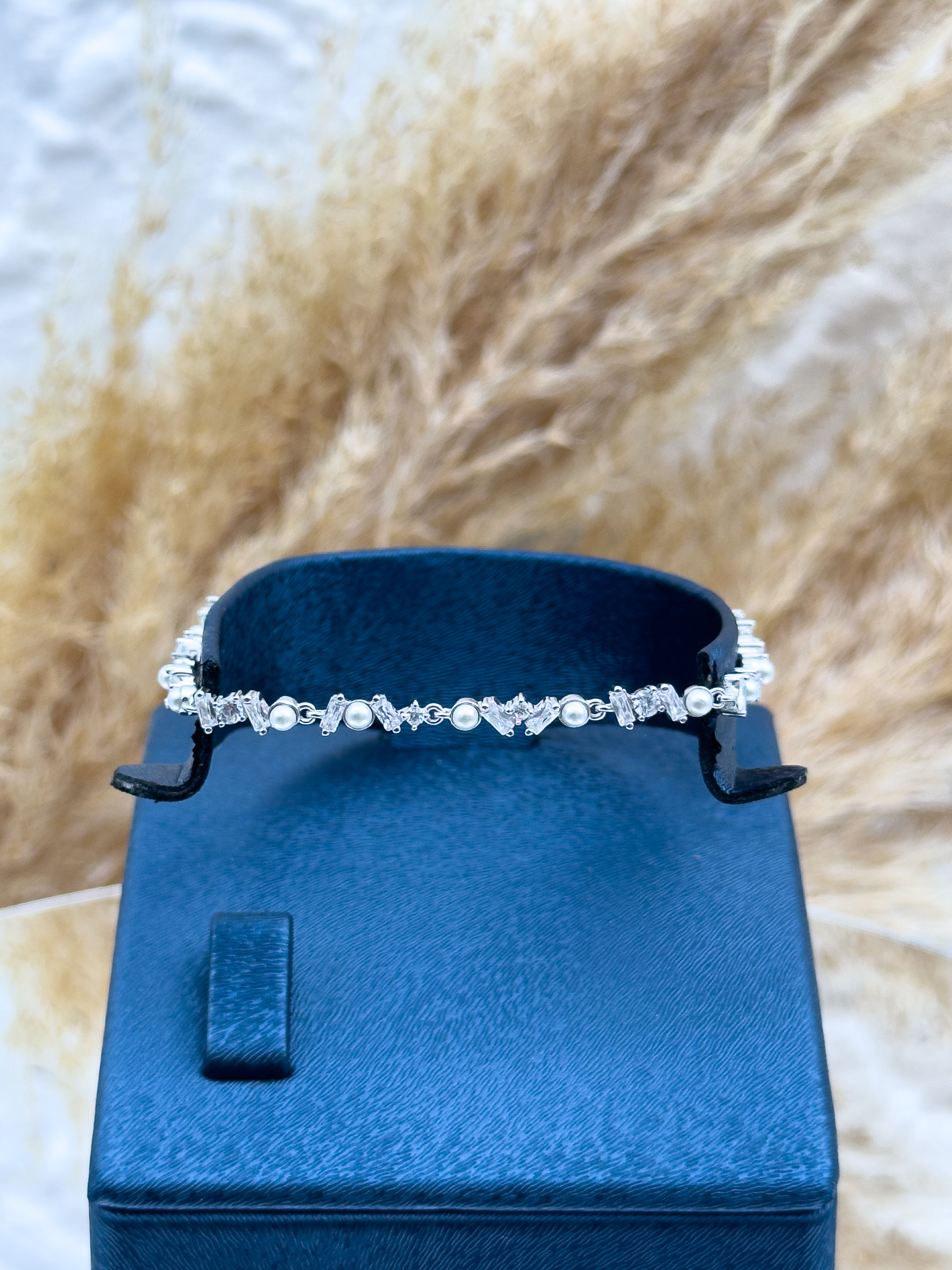 925 Ayar Gümüş İnci ve Baget Taşlı Spor Kadın Bileklik – Zarif Şıklık