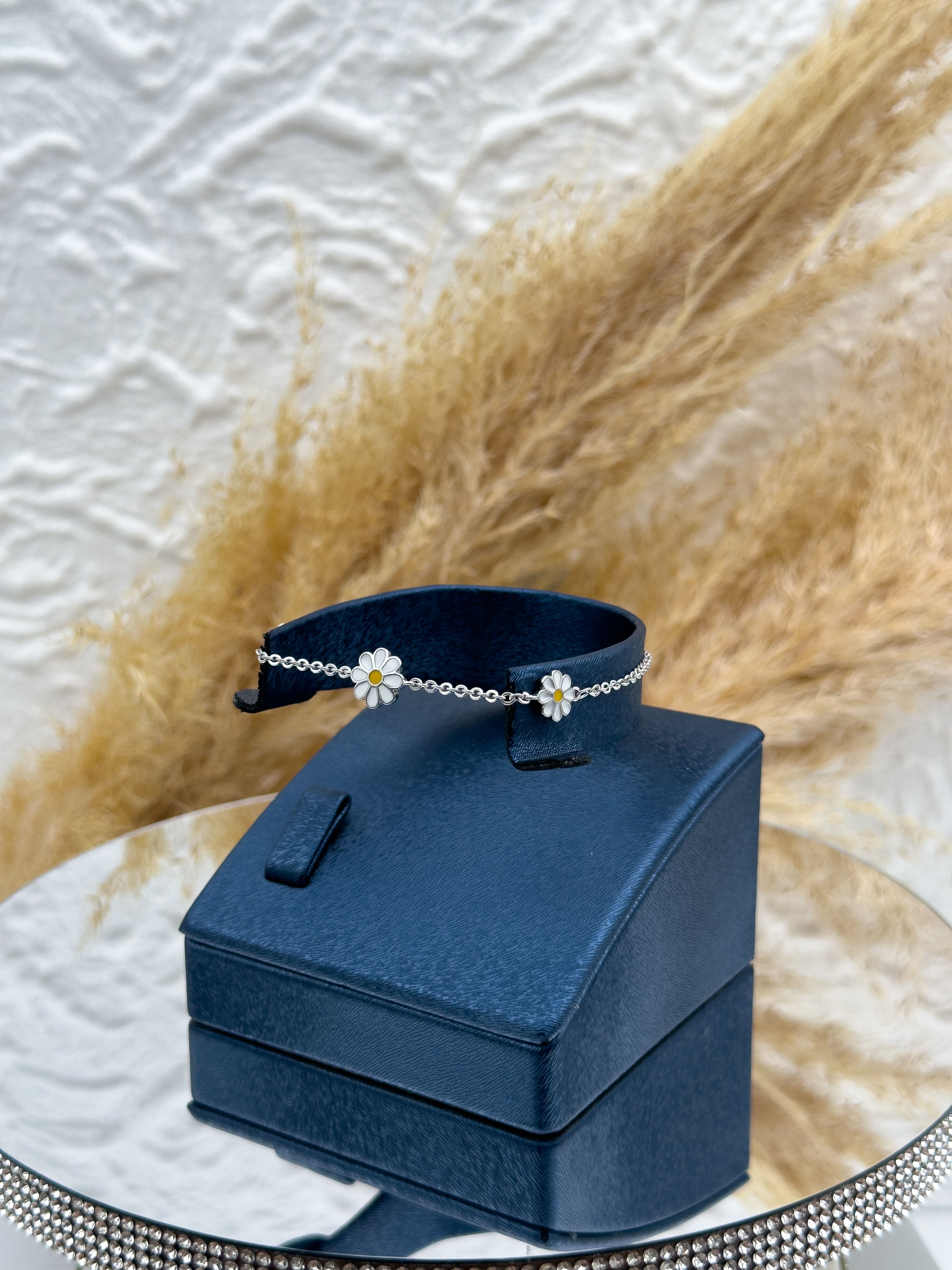 925 Ayar Gümüş Papatyalı Spor Kadın Bileklik – Şık Günlük Kullanım