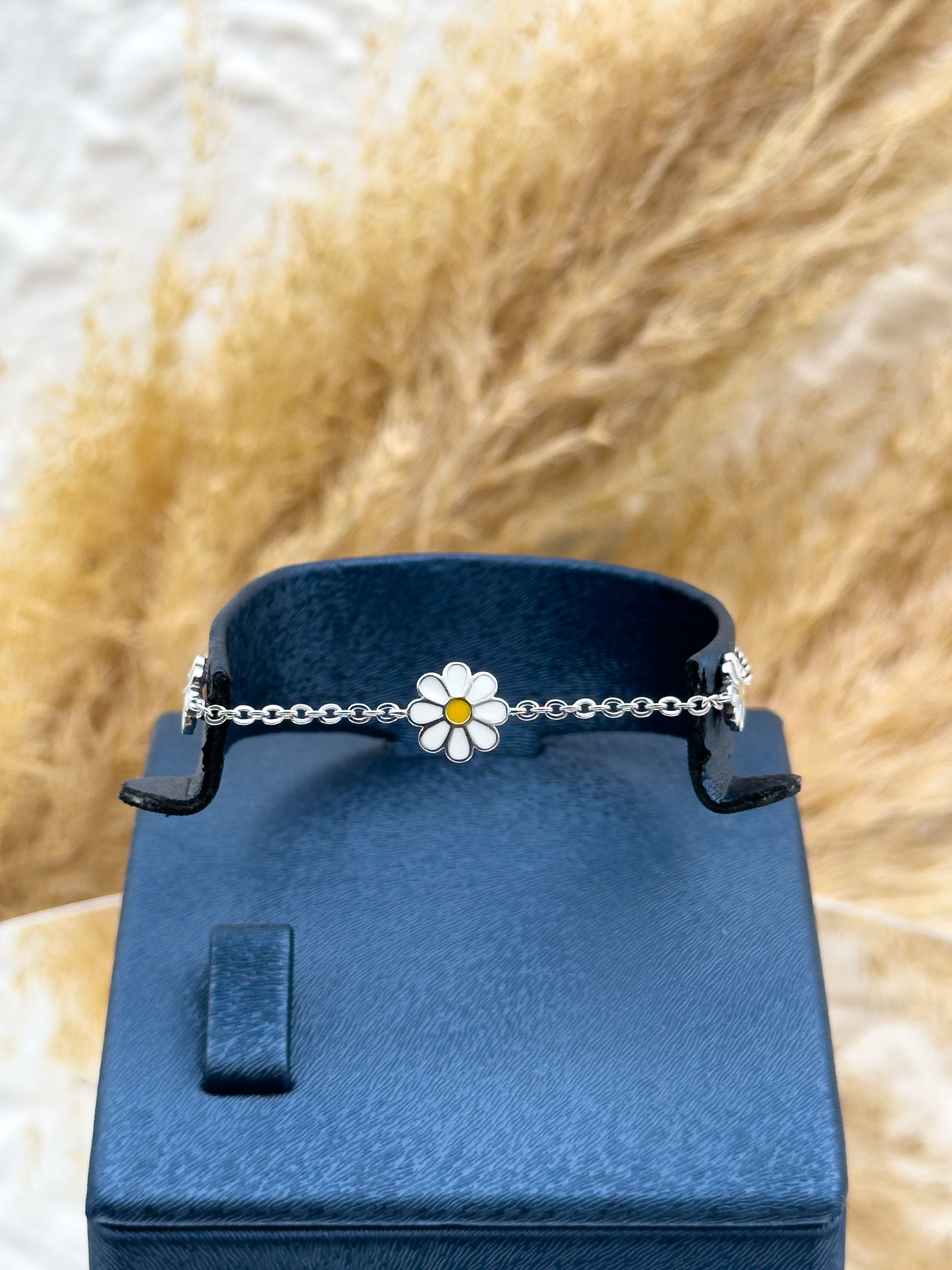 925 Ayar Gümüş Papatyalı Spor Kadın Bileklik – Şık Günlük Kullanım