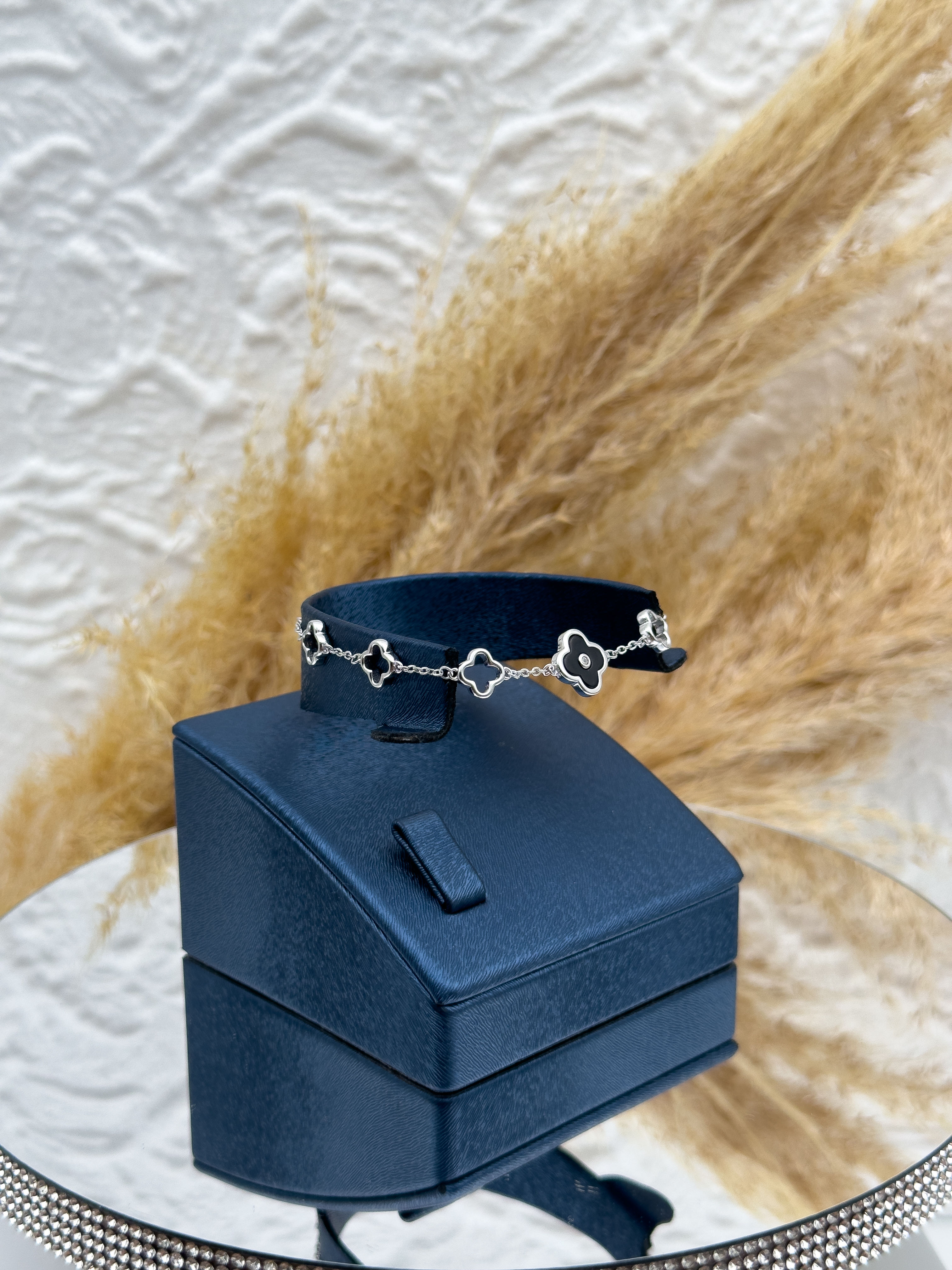 925 Ayar Gümüş Onix Taşlı Spor Yonca Kadın Bileklik – Modern ve Şık Tasarım