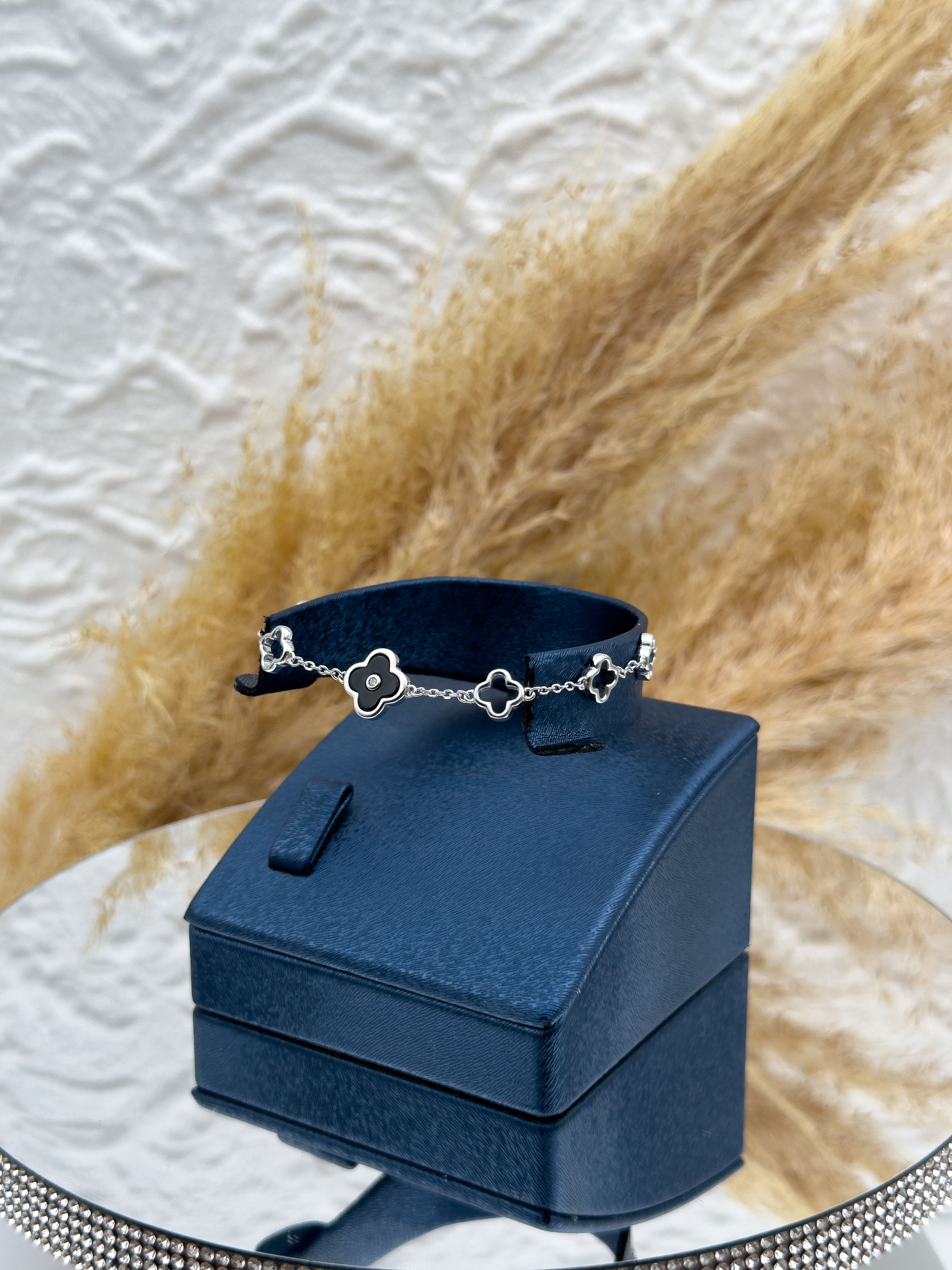 925 Ayar Gümüş Onix Taşlı Spor Yonca Kadın Bileklik – Modern ve Şık Tasarım