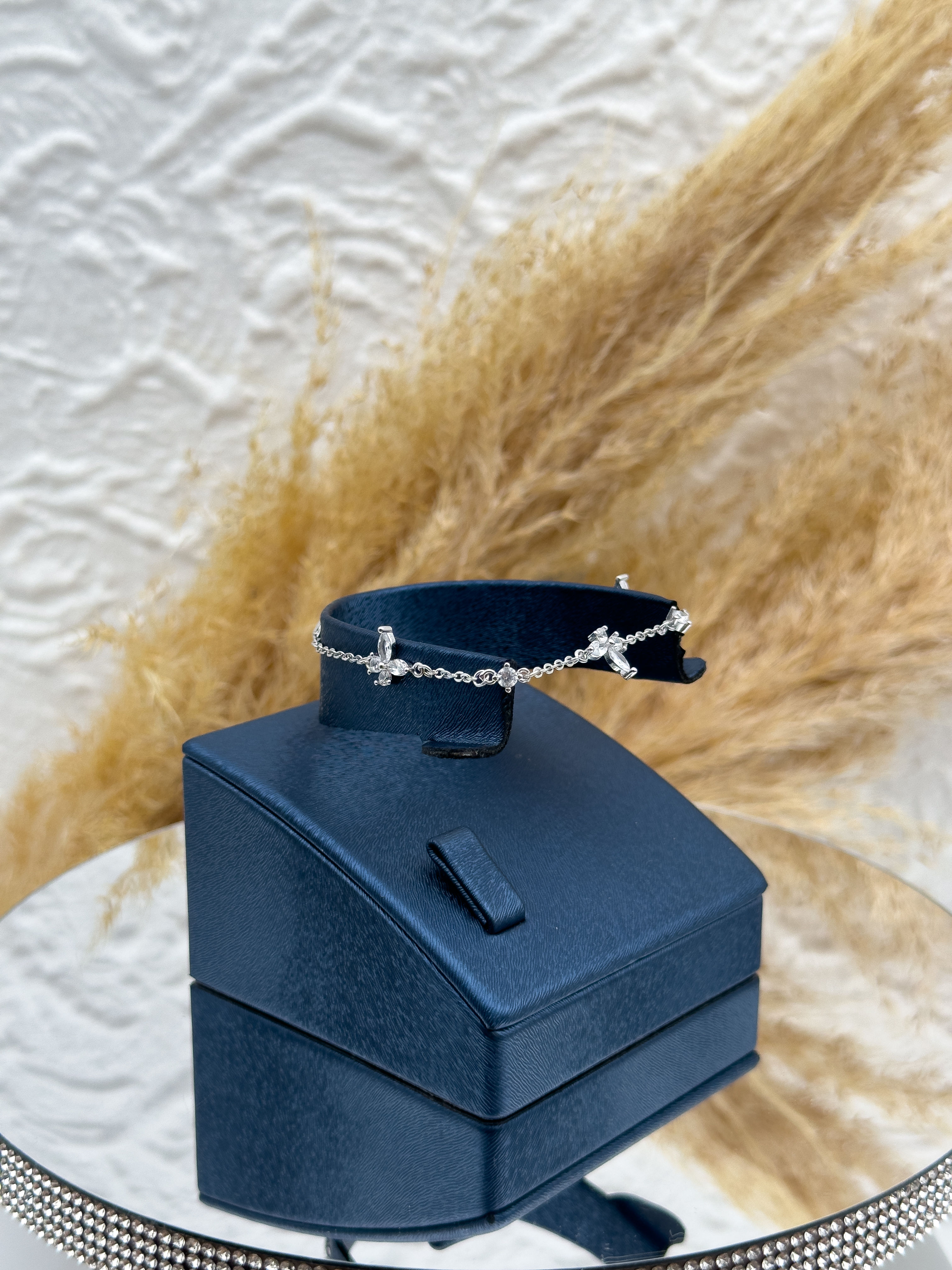 925 Ayar Gümüş İnce Zirkon Taşlı Kadın Bileklik – Zamansız Zarafet