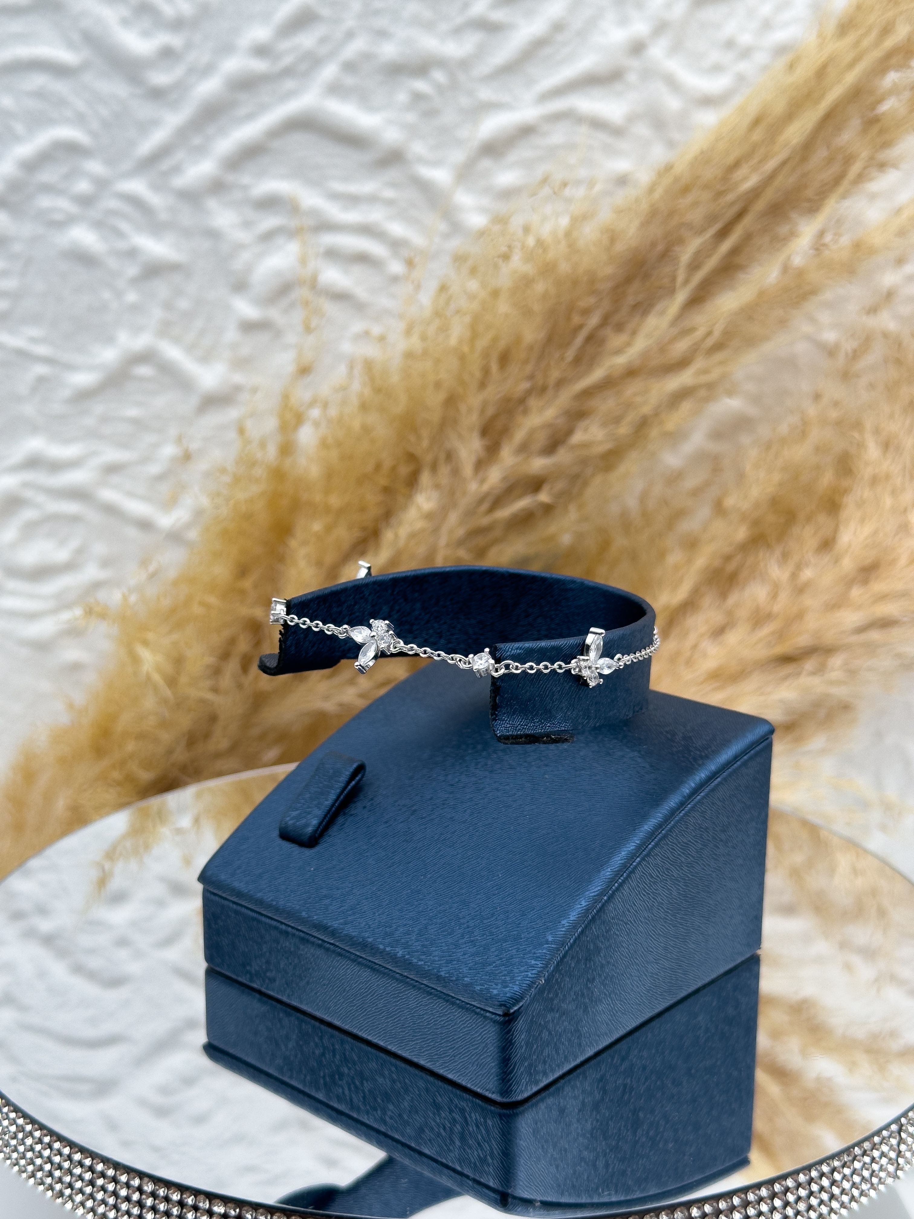 925 Ayar Gümüş İnce Zirkon Taşlı Kadın Bileklik – Zamansız Zarafet