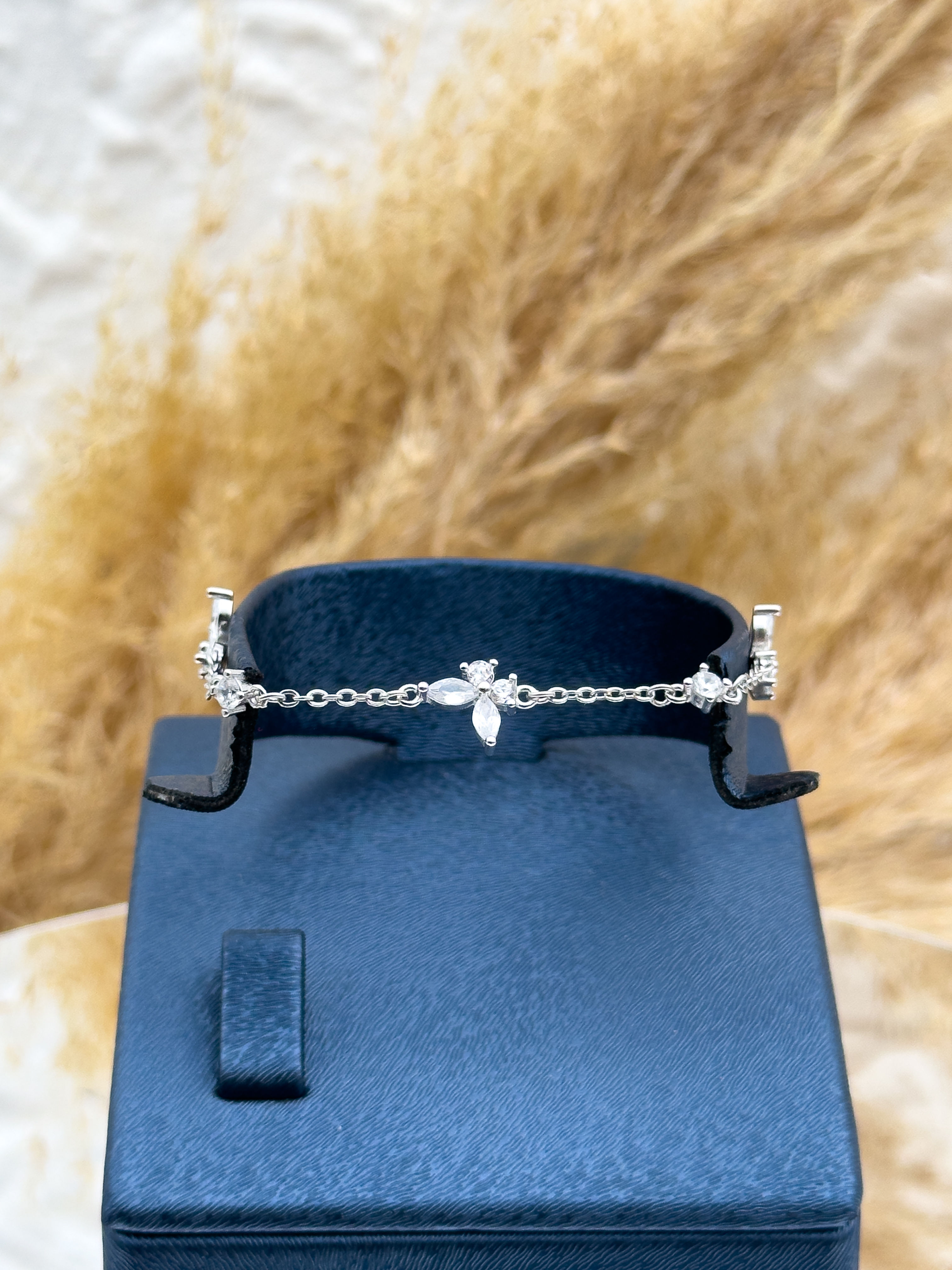 925 Ayar Gümüş İnce Zirkon Taşlı Kadın Bileklik – Zamansız Zarafet