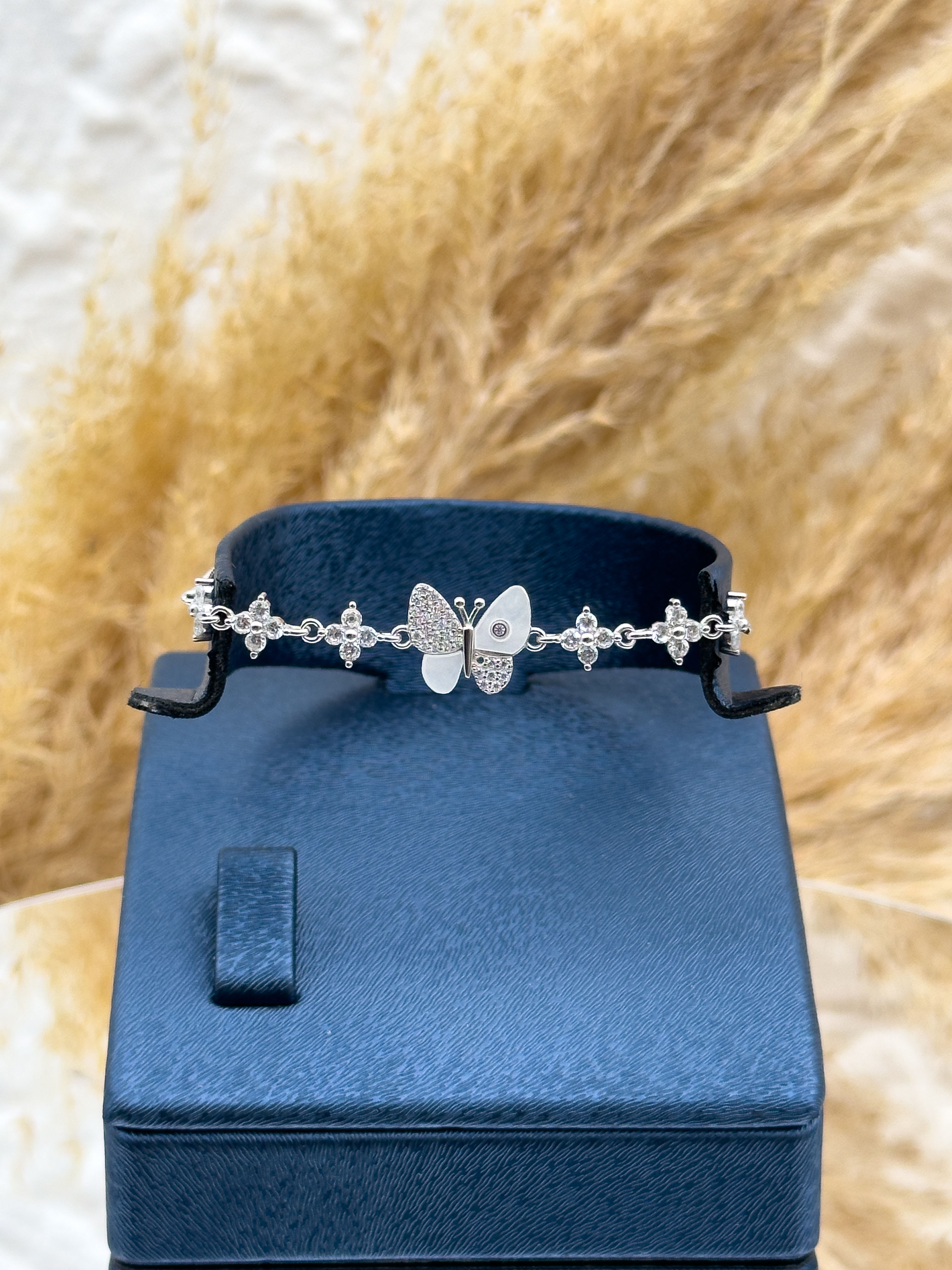 925 Ayar Gümüş Kelebek Figürlü Zarif Kadın Bileklik – Şık ve Feminen Tasarım