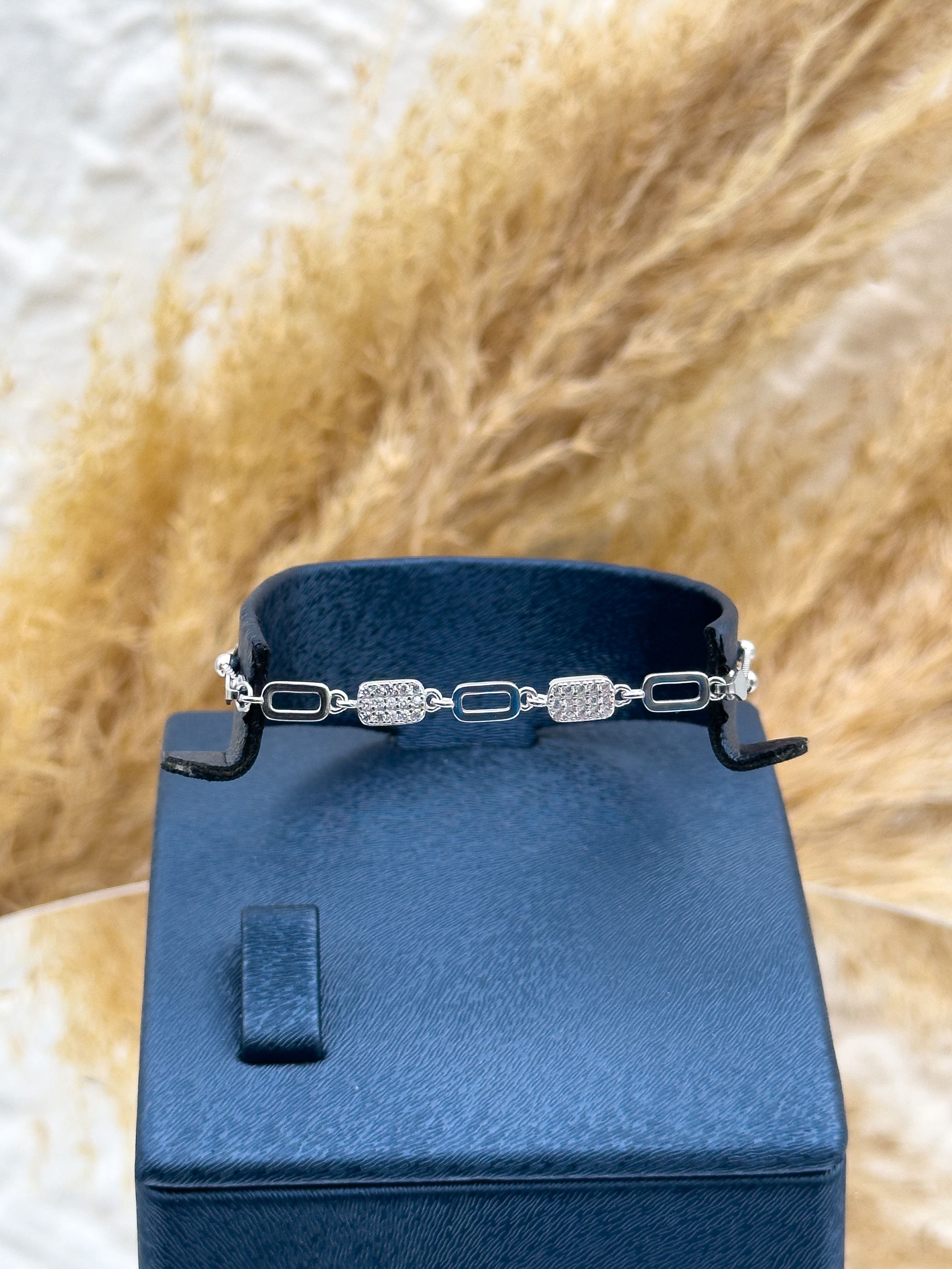 925 Ayar Gümüş Az Taşlı Spor Kadın Bileklik – Minimal Şık Tasarım