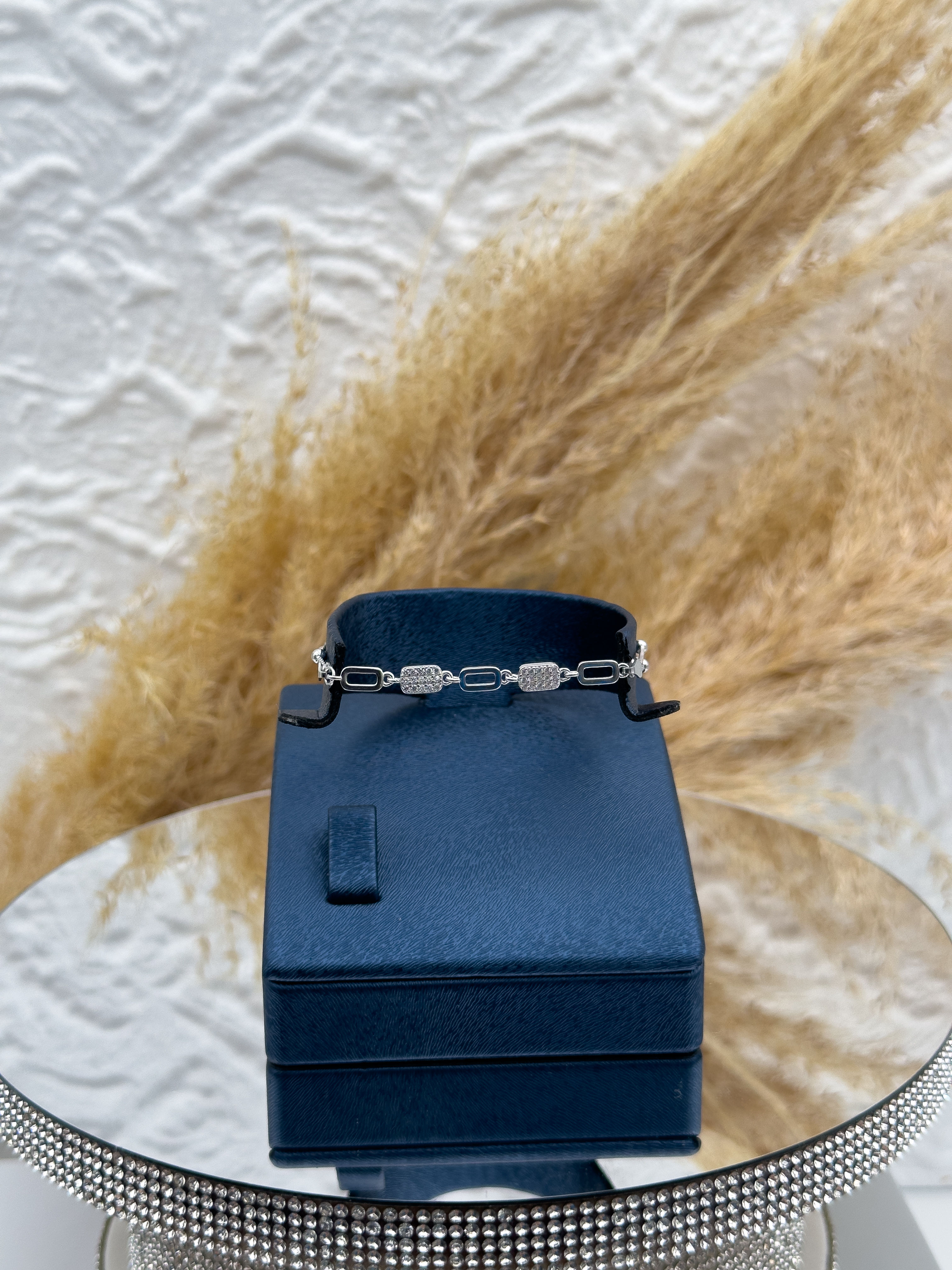 925 Ayar Gümüş Az Taşlı Spor Kadın Bileklik – Minimal Şık Tasarım